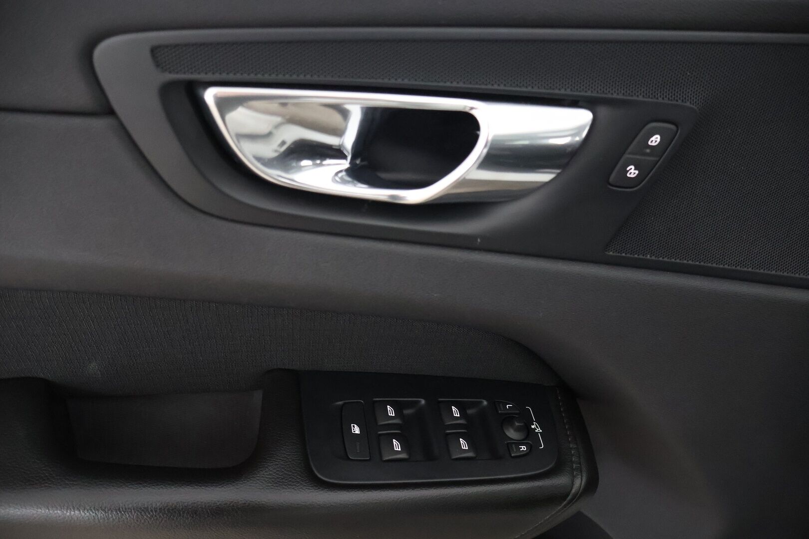 Volvo XC60 2019 T8 AWD Momentum aut - HUD | Webasto | Taittuva koukku | Keyless | LED | Panorama | Juuri huollettu | 2x Volvon vanteet | Four- C ilmajousitus