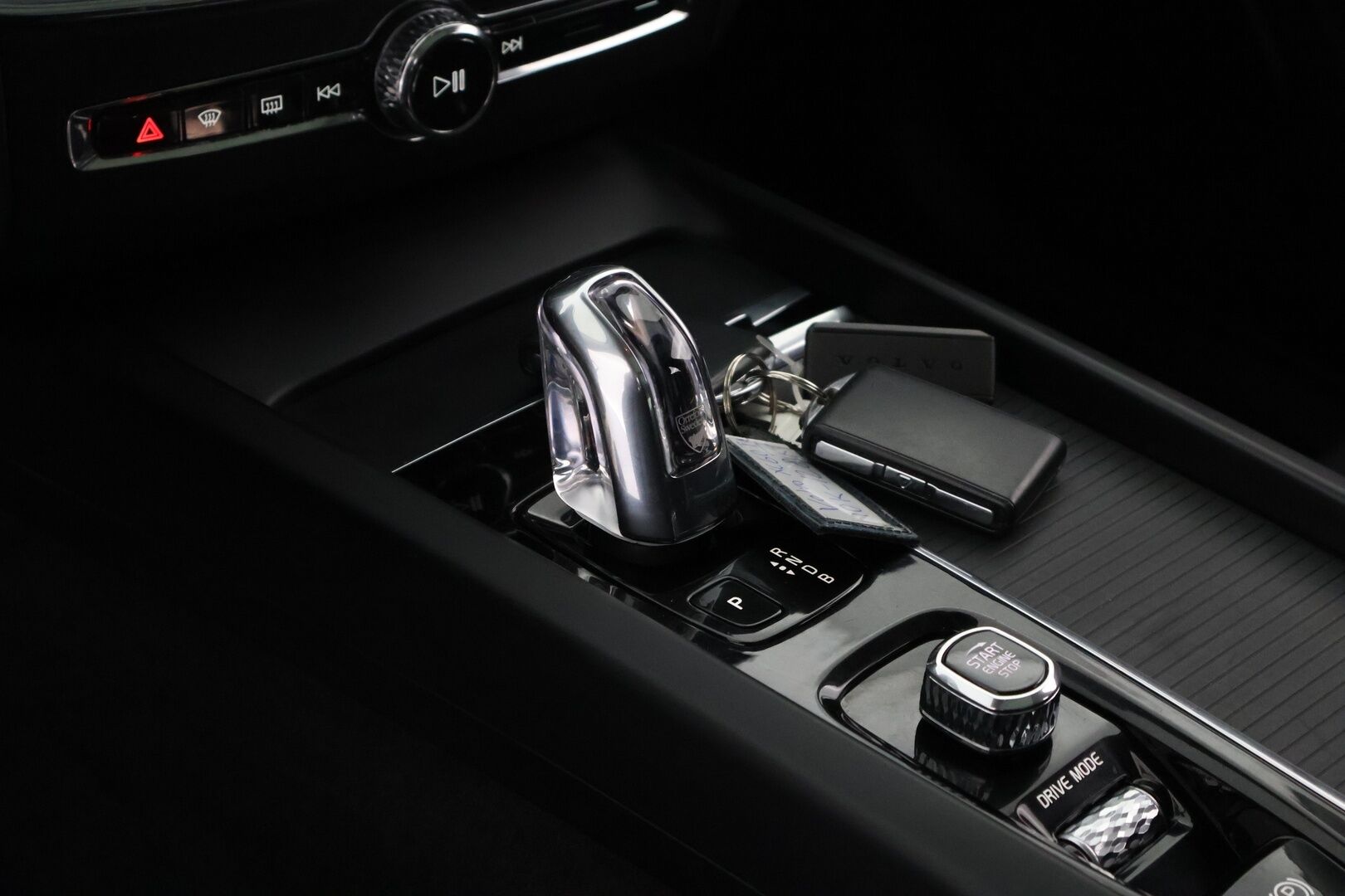 Volvo XC60 2019 T8 AWD Momentum aut - HUD | Webasto | Taittuva koukku | Keyless | LED | Panorama | Juuri huollettu | 2x Volvon vanteet | Four- C ilmajousitus