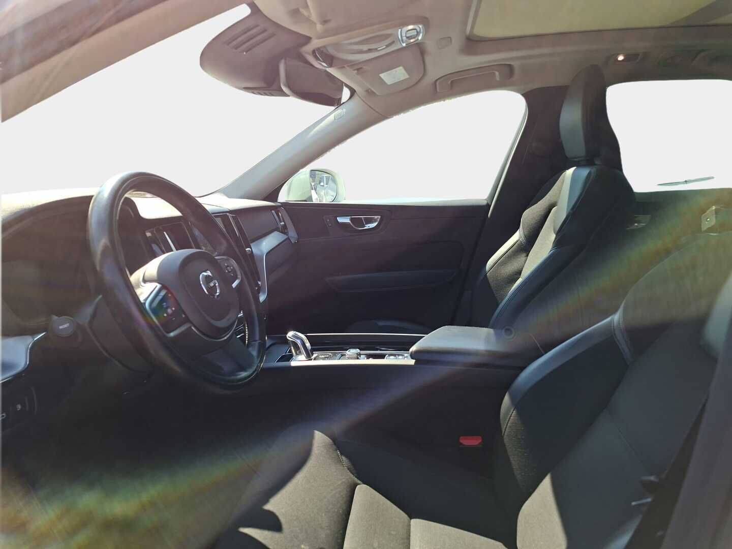 Volvo XC60 2019 T8 AWD Momentum aut - HUD | Webasto | Taittuva koukku | Keyless | LED | Panorama | Hihna 05/2026 | 2x Volvon vanteet | Four- C ilmajousitus
