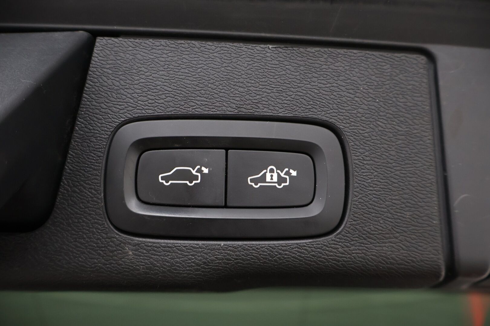 Volvo XC60 2019 T8 AWD Momentum aut - HUD | Webasto | Taittuva koukku | Keyless | LED | Panorama | Juuri huollettu | 2x Volvon vanteet | Four- C ilmajousitus