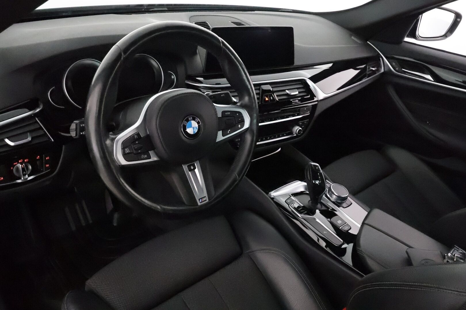 BMW 520 2020 G30 Sedan 520d xDrive Comfort Sport Limited Edition **Webasto / Koukku / HiFi / LED-valot / P.Kamera / Sporttipenkit** - Suomi-auto / Kahdet Renkaat