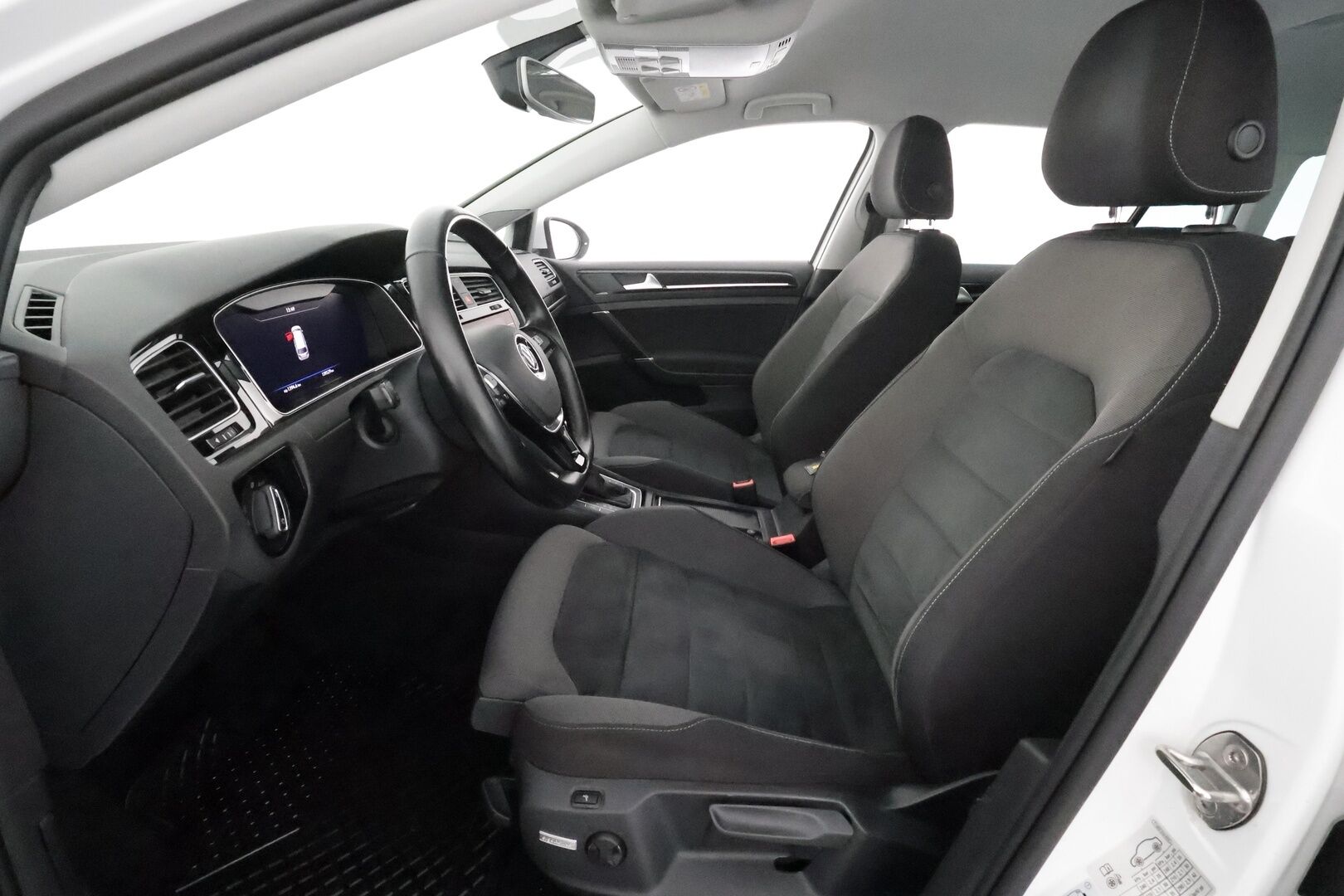 Volkswagen Golf 2019 Variant Highline 1,6 TDI 85 kW DSG **Webasto / Adapt.Vakkari / P.kamera / LED-valot / Navi / Hierova Penkki** - 1-om Suomi-auto / Kahdet Renkaat