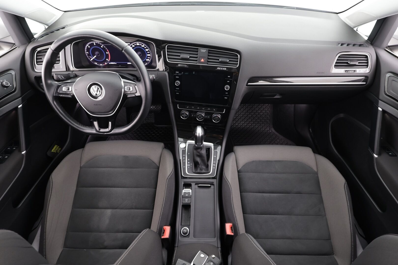 Volkswagen Golf 2019 Variant R-line 1,6 TDI SCR 85 kW DSG * Webasto / ACC / LED / P.Kamera / Digimittaristo / Navi / Keyless * - Suomi-auto / Kahdet renkaat - HULLU BLACKWEEK KORKOTARJOUS 2,49%