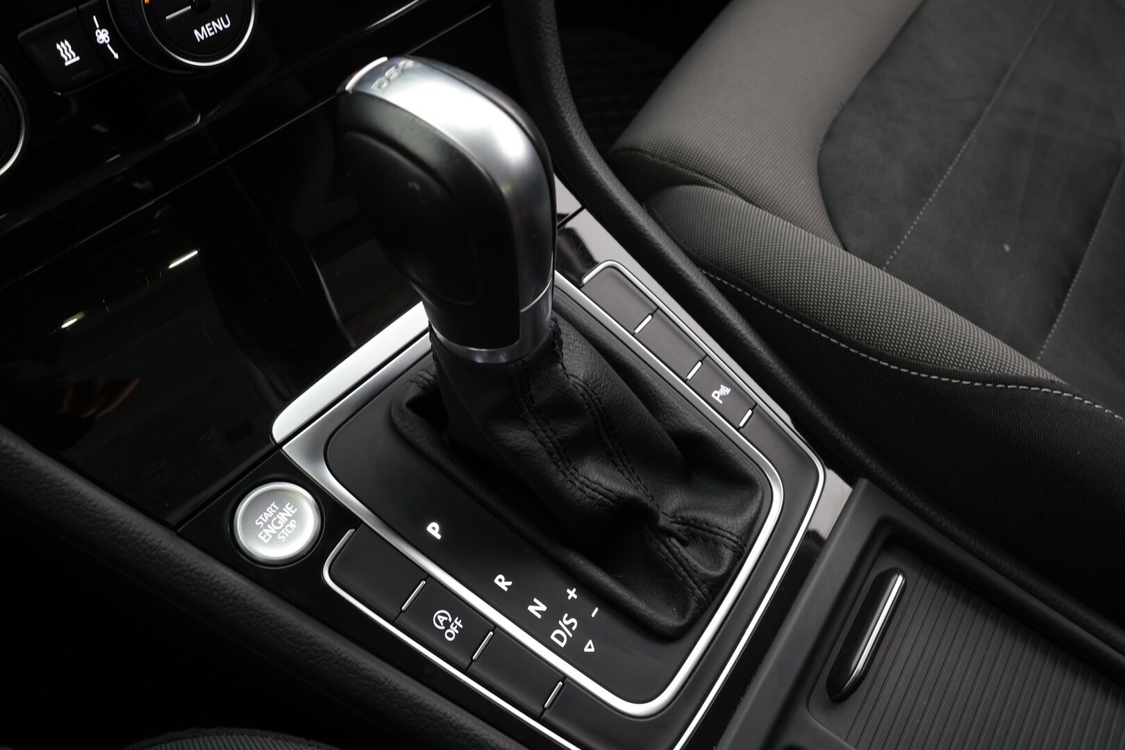 Volkswagen Golf 2019 Variant R-line 1,6 TDI SCR 85 kW DSG * Webasto / ACC / LED / P.Kamera / Digimittaristo / Navi / Keyless * - Suomi-auto / Kahdet renkaat - HULLU BLACKWEEK KORKOTARJOUS 2,49%