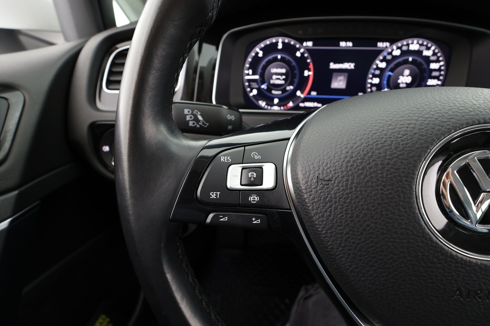 Volkswagen Golf 2019 Variant R-line 1,6 TDI SCR 85 kW DSG * Webasto / ACC / LED / P.Kamera / Digimittaristo / Navi / Keyless * - Suomi-auto / Kahdet renkaat - HULLU BLACKWEEK KORKOTARJOUS 2,49%