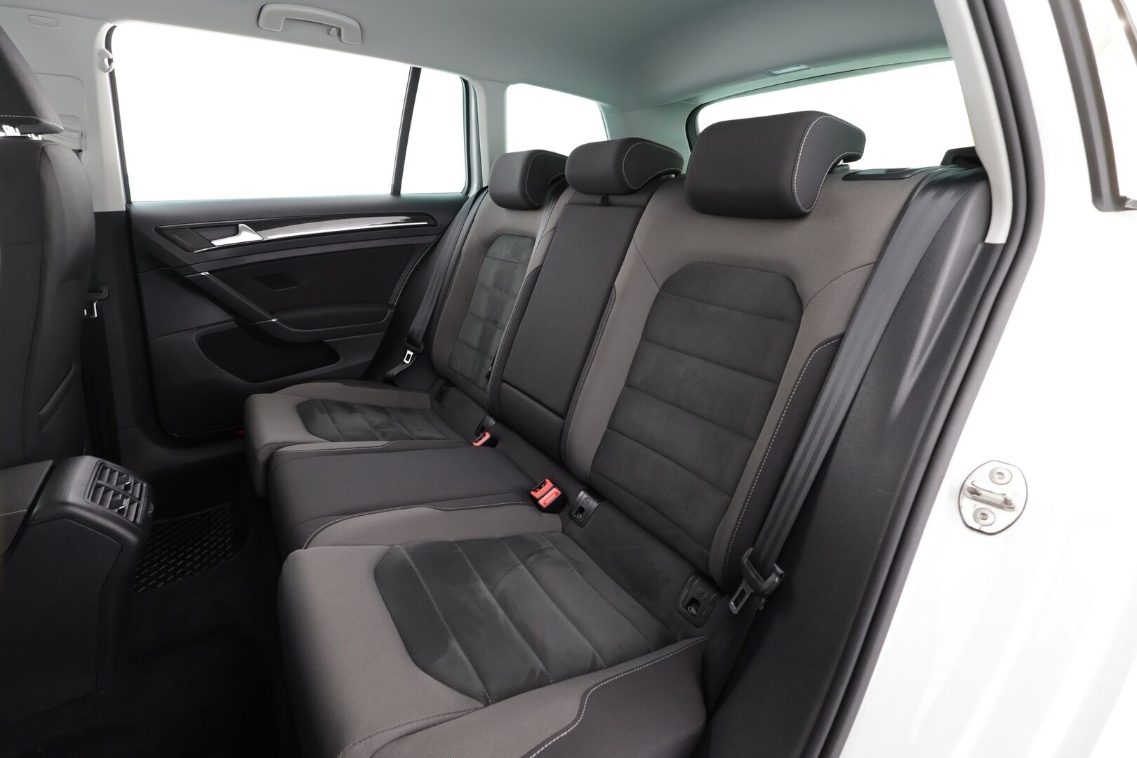 Volkswagen Golf 2019 Variant R-line 1,6 TDI SCR 85 kW DSG * Webasto / ACC / LED / P.Kamera / Digimittaristo / Navi / Keyless * - Suomi-auto / Kahdet renkaat - HULLU BLACKWEEK KORKOTARJOUS 2,49%