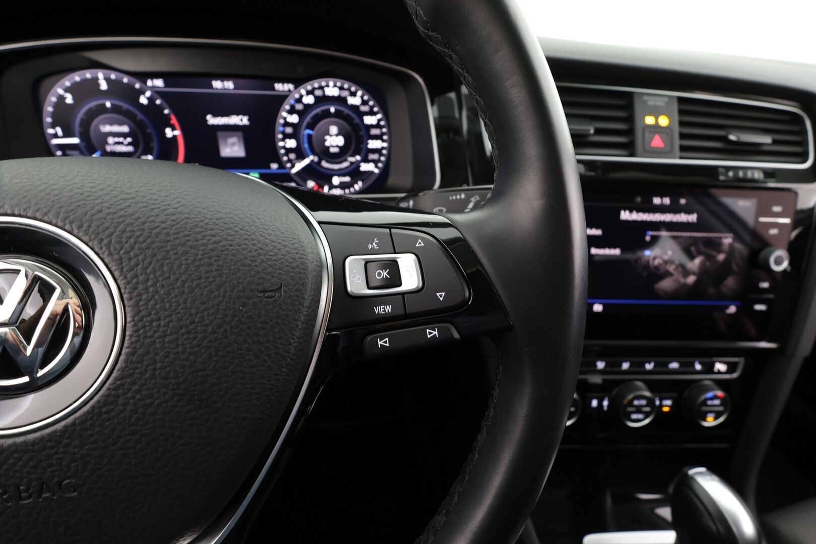 Volkswagen Golf 2019 Variant R-line 1,6 TDI SCR 85 kW DSG * Webasto / ACC / LED / P.Kamera / Digimittaristo / Navi / Keyless * - Suomi-auto / Kahdet renkaat - HULLU BLACKWEEK KORKOTARJOUS 2,49%