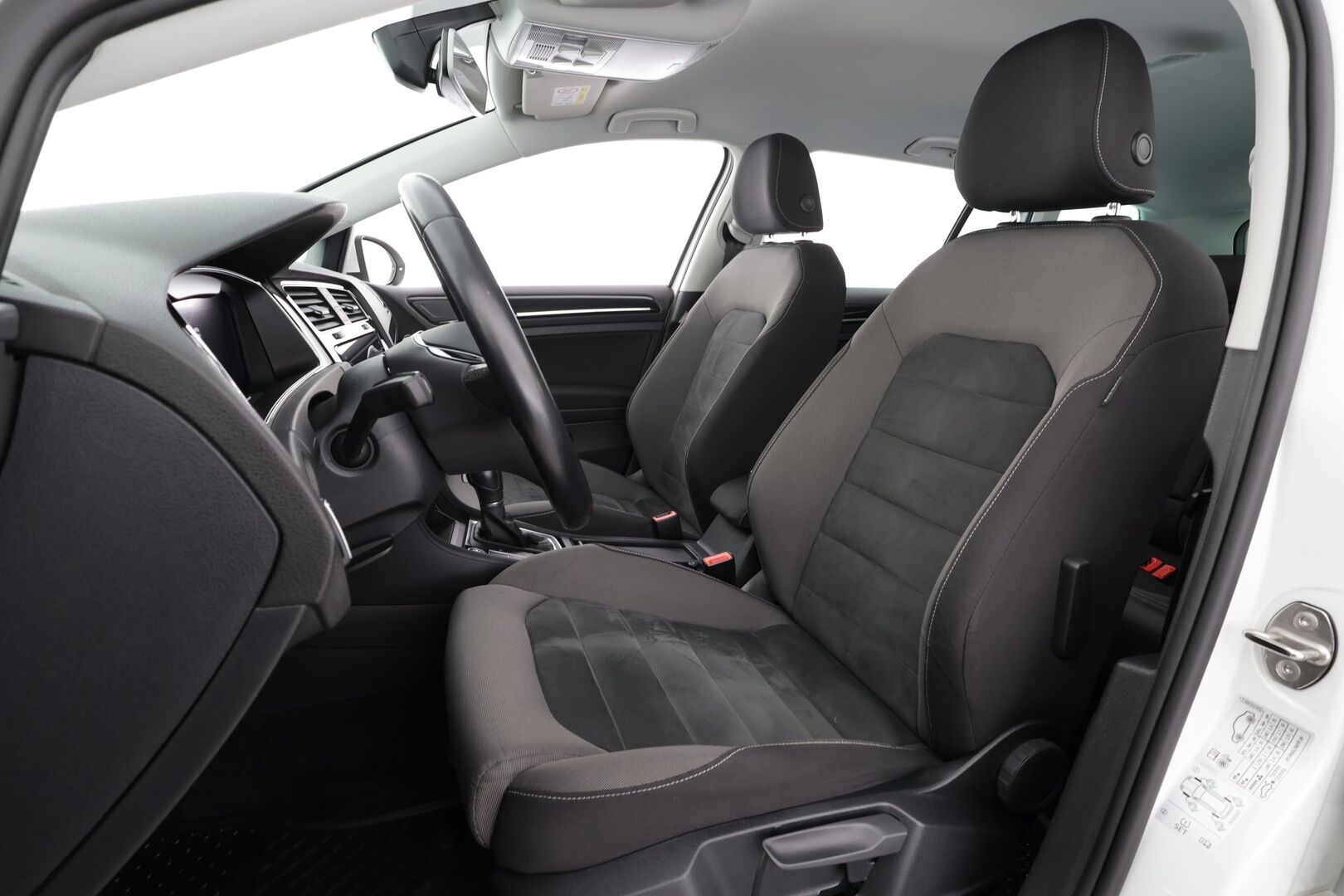 Volkswagen Golf 2019 Variant R-line 1,6 TDI SCR 85 kW DSG * Webasto / ACC / LED / P.Kamera / Digimittaristo / Navi / Keyless * - Suomi-auto / Kahdet renkaat - HULLU BLACKWEEK KORKOTARJOUS 2,49%