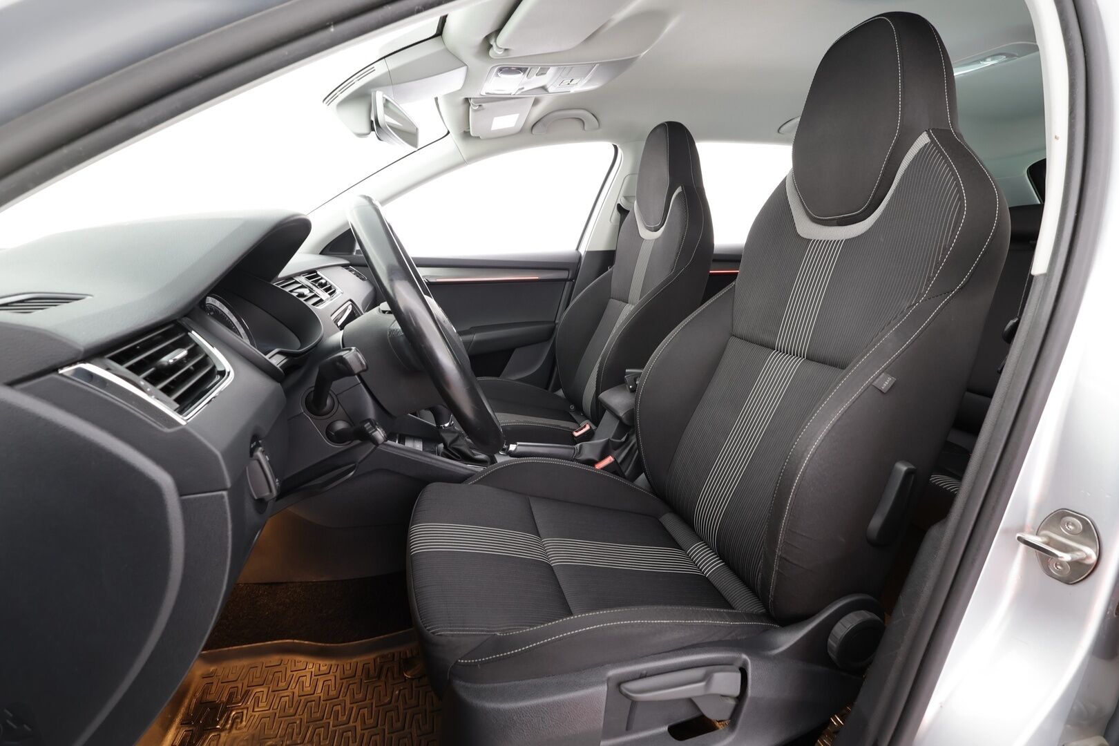 Skoda Octavia 2019 Combi 1,5 TSI Style DSG Autom. - | ACC | Webasto | Koukku | Sporttipenkit | LED | P.kamera | Lane Assist | BSM | Apple & android | Keyless | Sähk. takaluukku | Lämm. tuulilasi | 2x renkaat aluin |