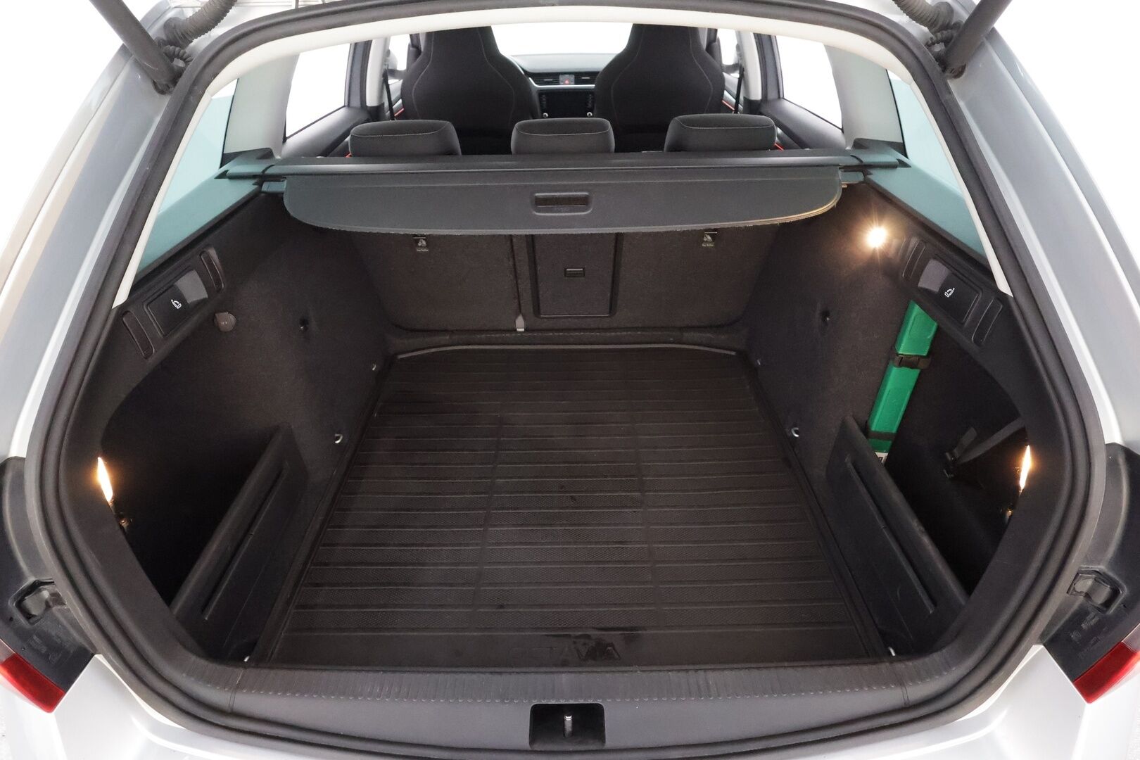 Skoda Octavia 2019 Combi 1,5 TSI Style DSG Autom. - | ACC | Webasto | Koukku | Sporttipenkit | LED | P.kamera | Lane Assist | BSM | Apple & android | Keyless | Sähk. takaluukku | Lämm. tuulilasi | 2x renkaat aluin |