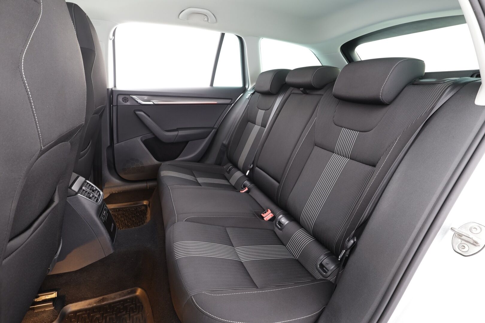Skoda Octavia 2019 Combi 1,5 TSI Style DSG Autom. - | ACC | Webasto | Koukku | Sporttipenkit | LED | P.kamera | Lane Assist | BSM | Apple & android | Keyless | Sähk. takaluukku | Lämm. tuulilasi | 2x renkaat aluin |
