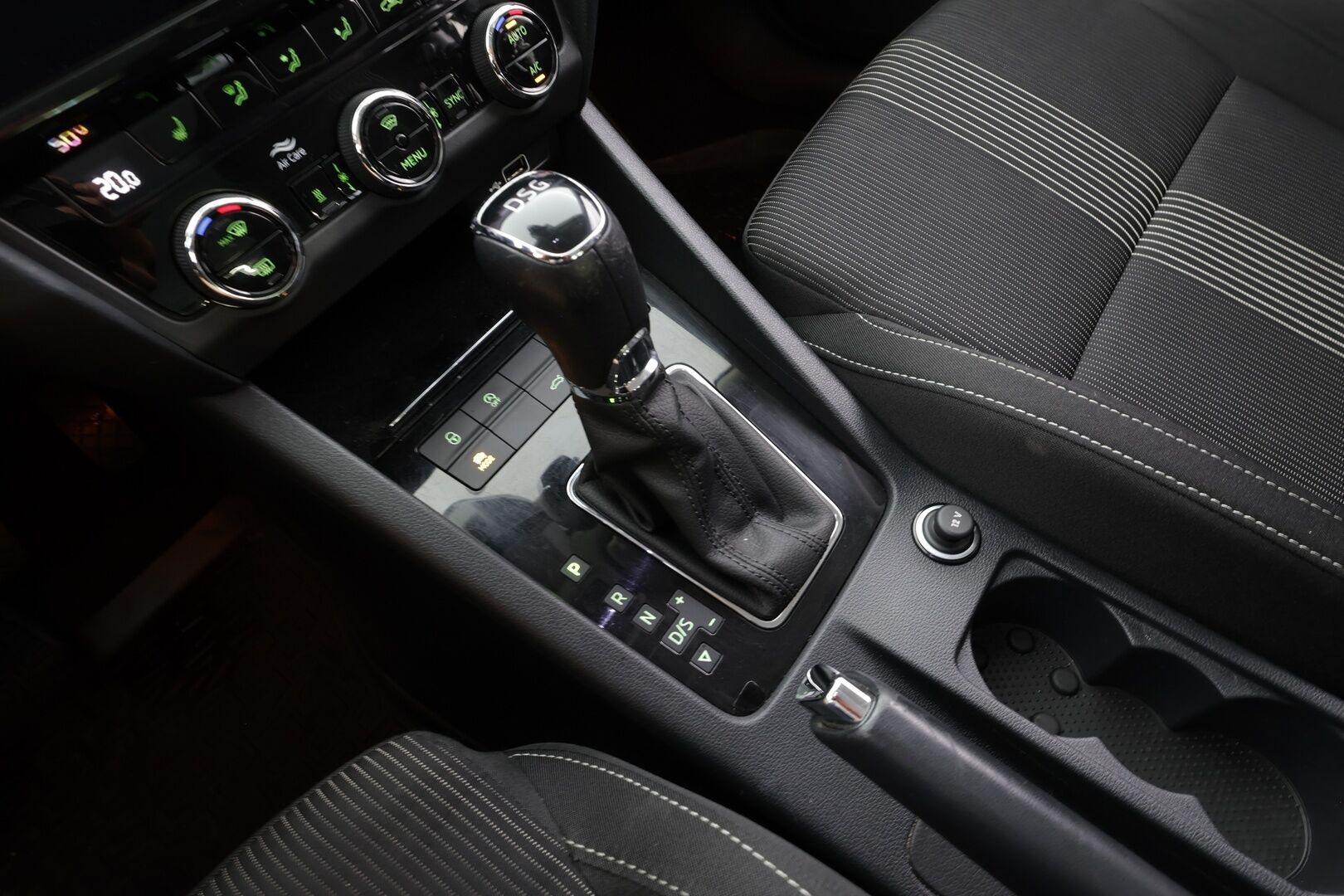 Skoda Octavia 2019 Combi 1,5 TSI Style DSG Autom. - | ACC | Webasto | Koukku | Sporttipenkit | LED | P.kamera | Lane Assist | BSM | Apple & android | Keyless | Sähk. takaluukku | Lämm. tuulilasi | 2x renkaat aluin |