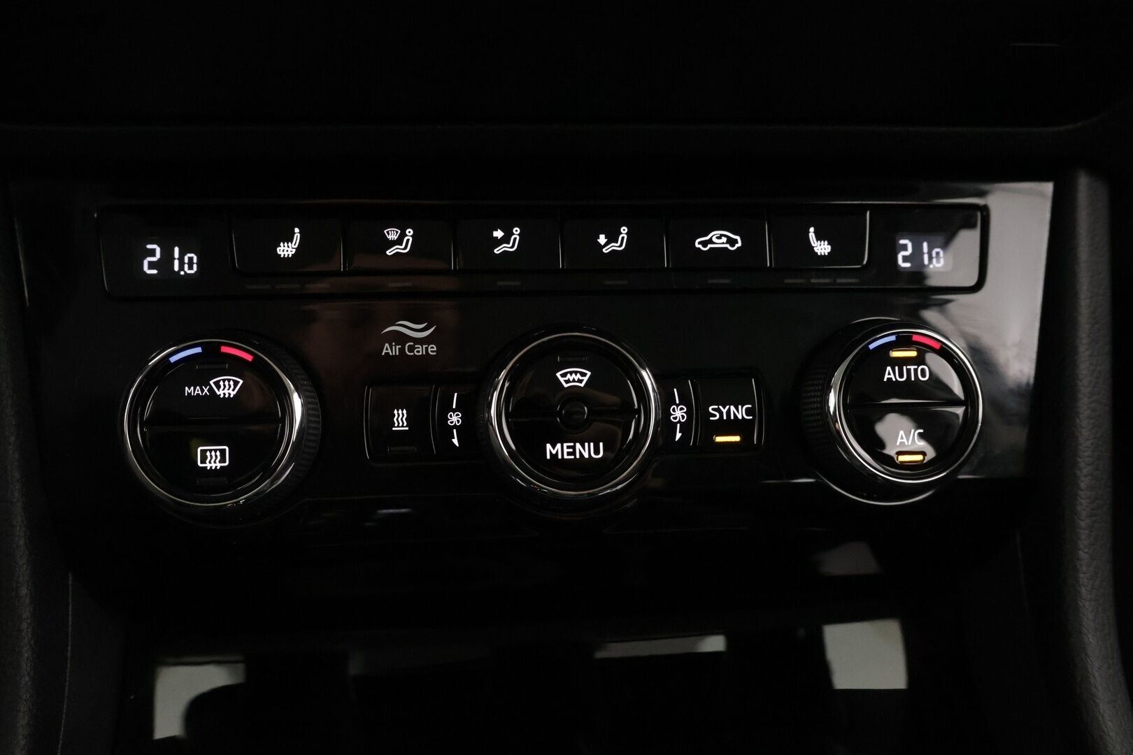Skoda Superb 2019 Combi 2,0 TDI 190 4x4 Ambition BusinessLine DSG Aut. - Webasto | Muistipenkki | Vetokoukku | BLIS | Suomi-Auto | Tutkat | Sähkökontti | Vakkari | SmartLink | Suomi-auto | - KORKO VAIN 3,99 %