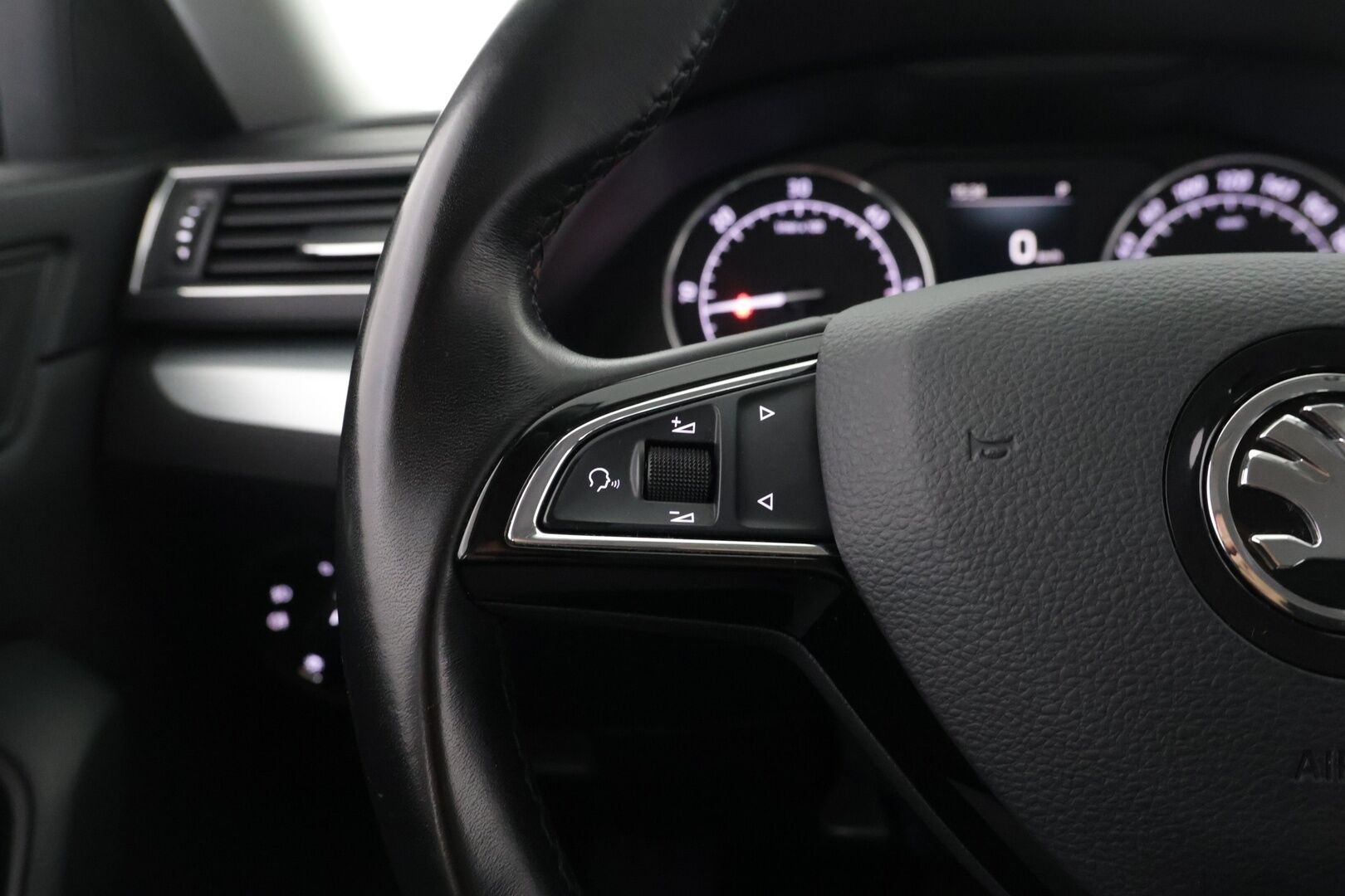 Skoda Superb 2019 Combi 2,0 TDI 190 4x4 Ambition BusinessLine DSG Aut. - Webasto | Muistipenkki | Vetokoukku | BLIS | Suomi-Auto | Tutkat | Sähkökontti | Vakkari | SmartLink | Suomi-auto | - KORKO VAIN 3,99 %