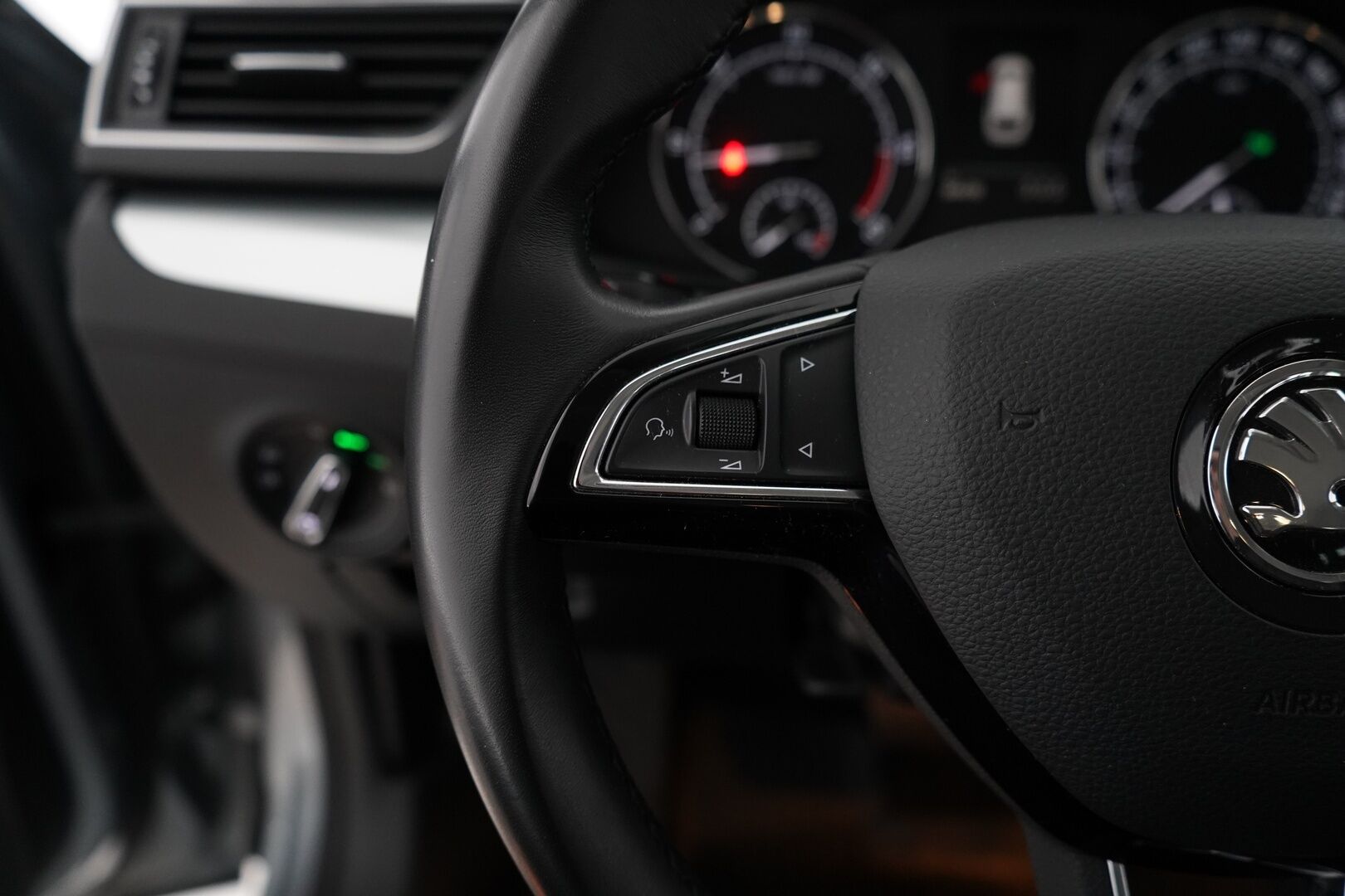 Skoda Superb 2019 Combi 2,0 TDI 190 4x4 Ambition BusinessLine DSG Aut. *Webasto / Alletaittuva koukku / Muistipenkki / Talvivarusteet!*