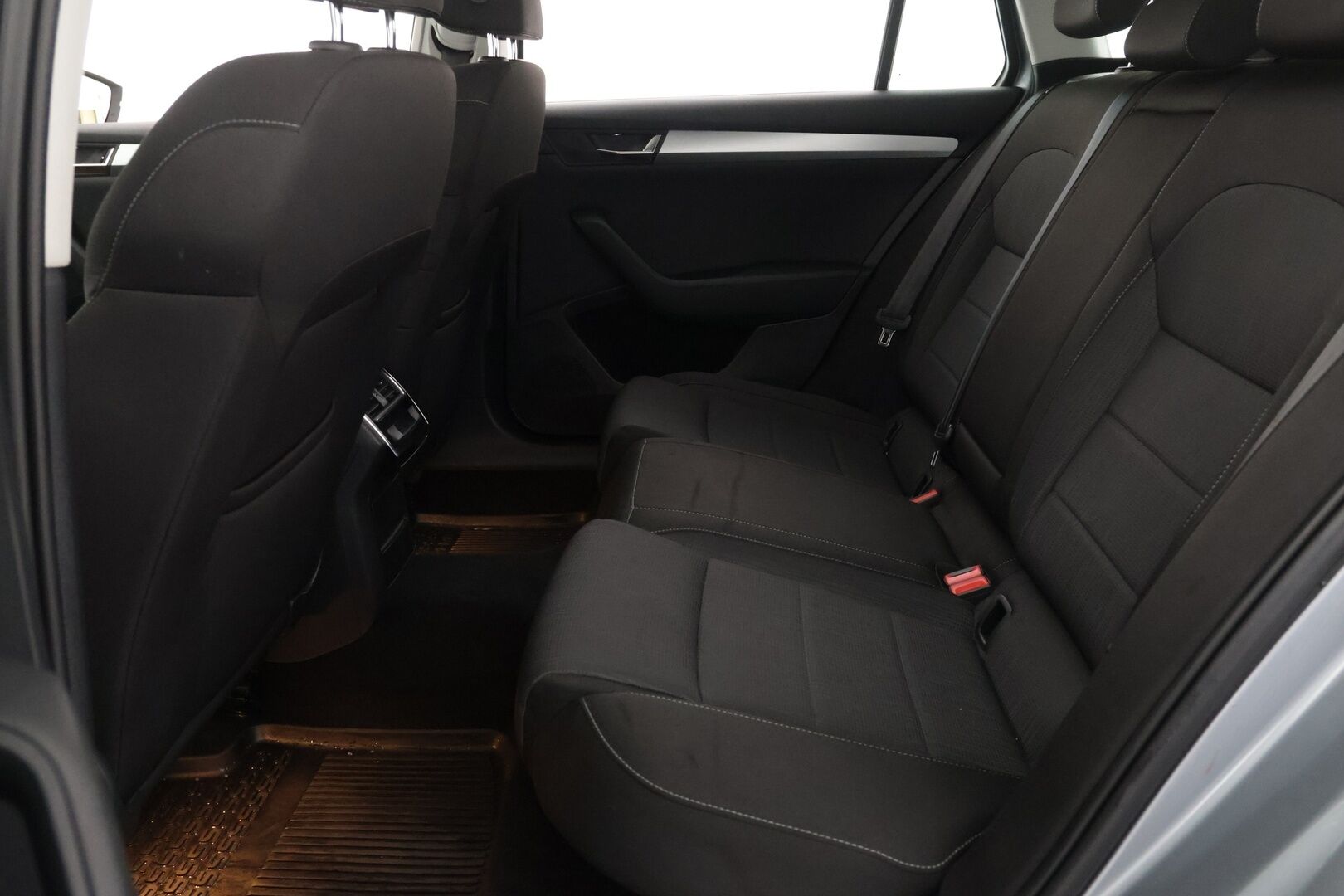 Skoda Superb 2019 Combi 2,0 TDI 190 4x4 Ambition BusinessLine DSG Aut. - Webasto | Muistipenkki | Vetokoukku | BLIS | Suomi-Auto | Tutkat | Sähkökontti | Vakkari | SmartLink | Suomi-auto | - KORKO VAIN 3,99 %