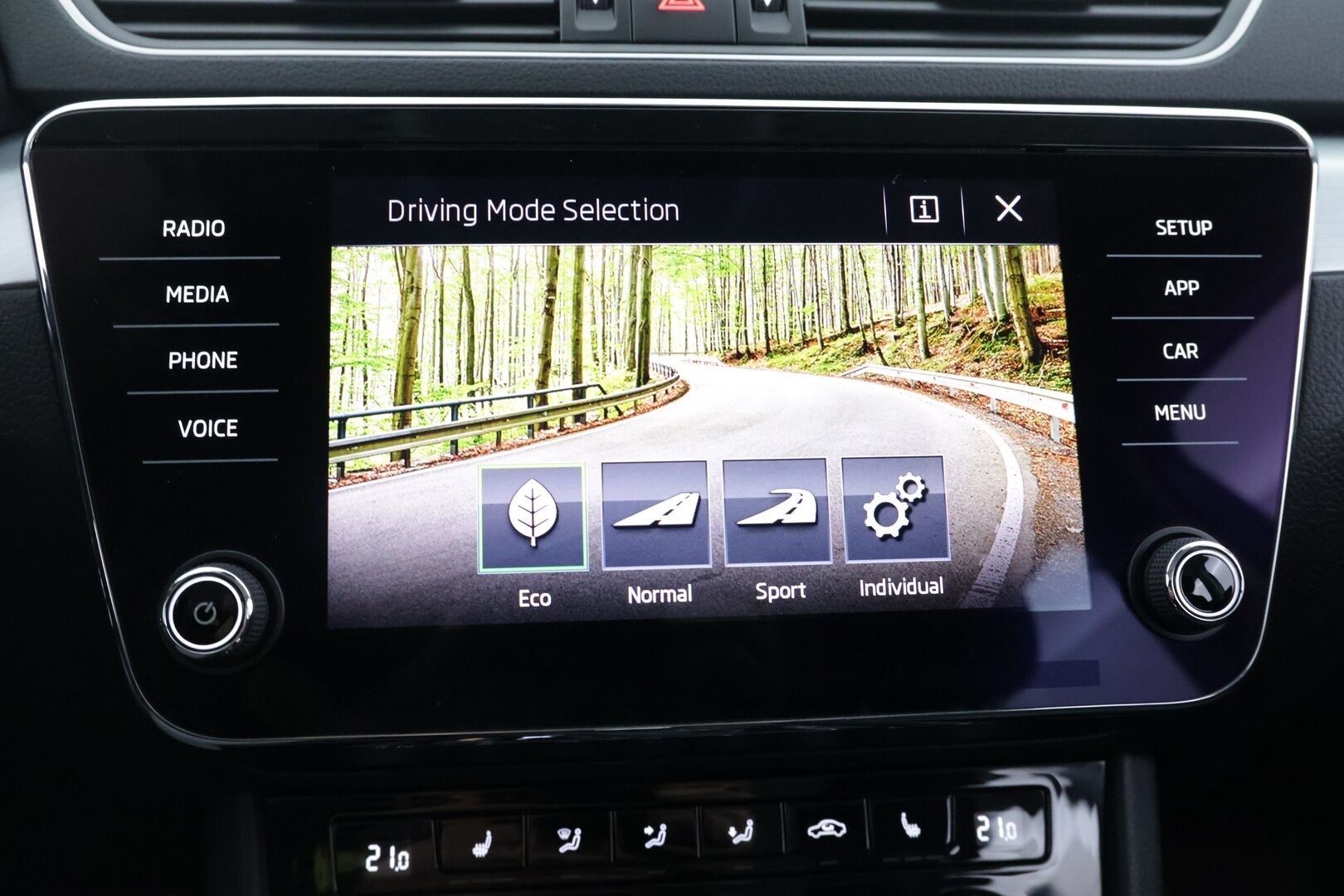 Skoda Superb 2019 Combi 2,0 TDI 190 4x4 Ambition BusinessLine DSG Aut. - Webasto | Muistipenkki | Vetokoukku | BLIS | Suomi-Auto | Tutkat | Sähkökontti | Vakkari | SmartLink | Suomi-auto | - KORKO VAIN 3,99 %