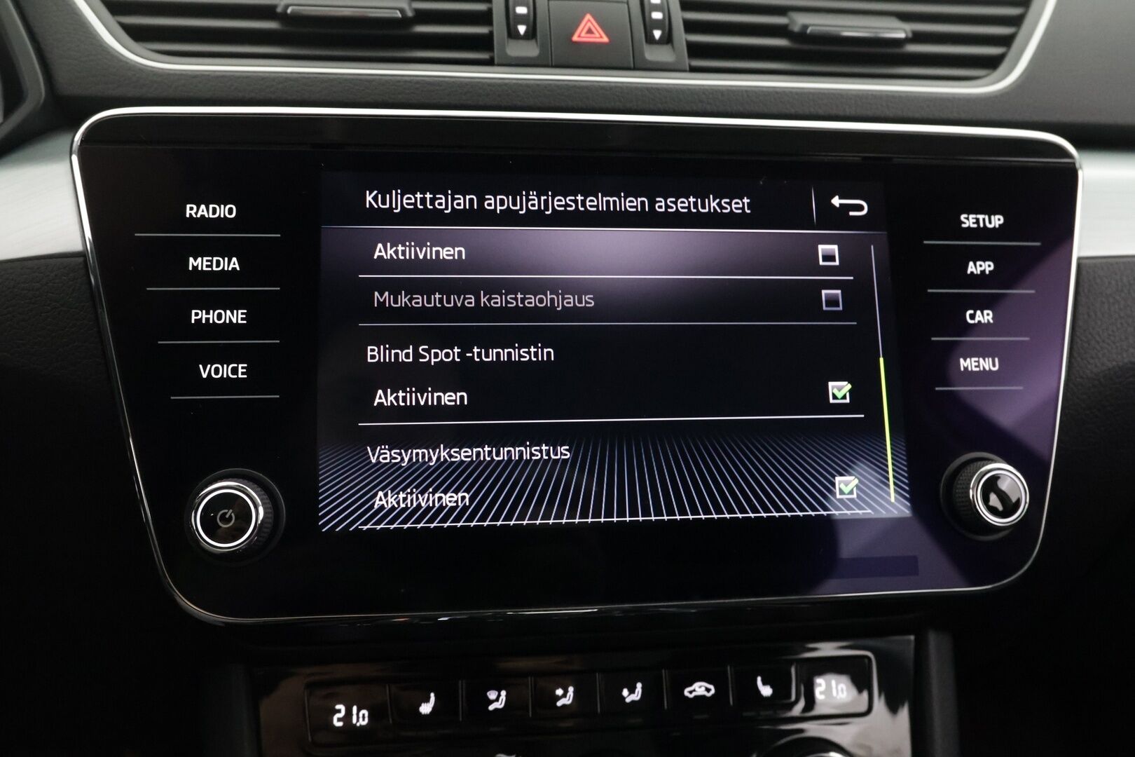 Skoda Superb 2019 Combi 2,0 TDI 190 4x4 Ambition BusinessLine DSG Aut. - Webasto | Muistipenkki | Vetokoukku | BLIS | Suomi-Auto | Tutkat | Sähkökontti | Vakkari | SmartLink | Suomi-auto | - KORKO VAIN 3,99 %