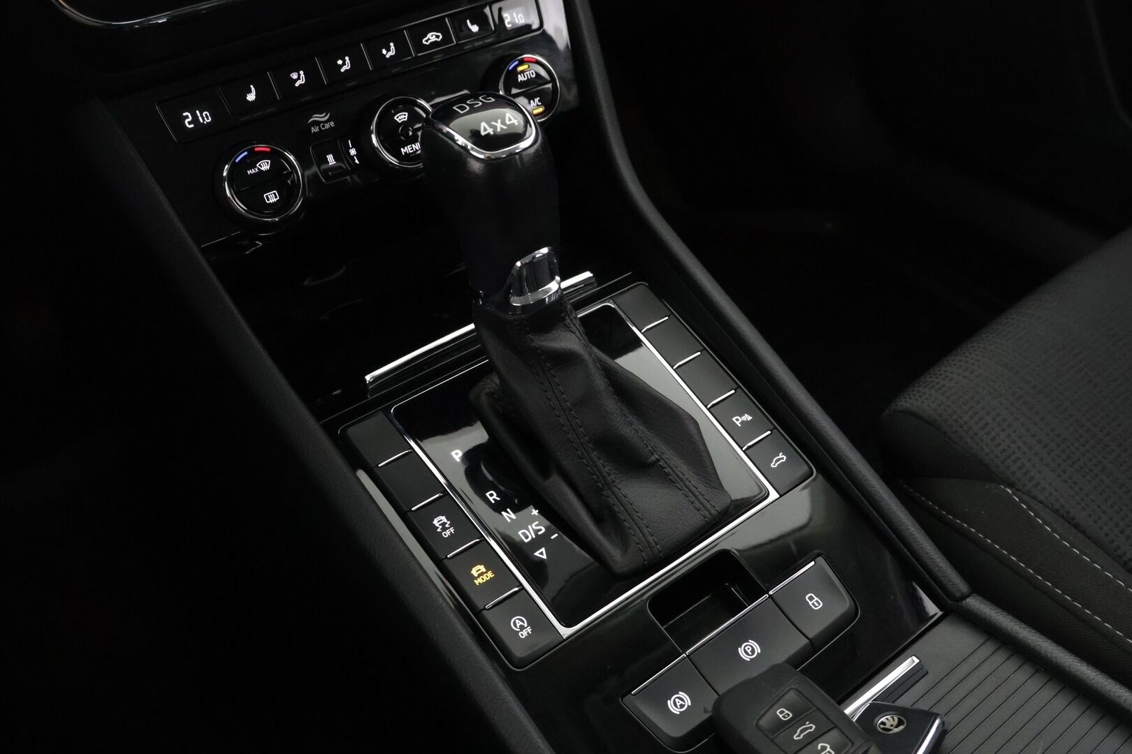 Skoda Superb 2019 Combi 2,0 TDI 190 4x4 Ambition BusinessLine DSG Aut. - Webasto | Muistipenkki | Vetokoukku | BLIS | Suomi-Auto | Tutkat | Sähkökontti | Vakkari | SmartLink | Suomi-auto | - KORKO VAIN 3,99 %