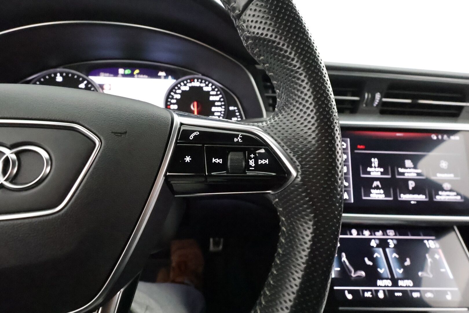 Audi A6 2019 Avant Business Sport Launch Edition 45 TDI S-Line **Webasto / Matrix LED / Koukku / 360 Kamera / Ilma-alusta / Keyless / Apple&Android** - 3,99 % KORKOTARJOUS TÄHÄN AUTOON - 