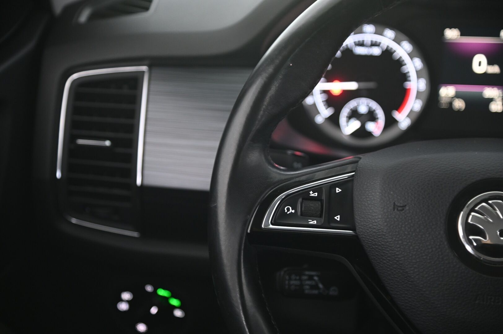 Skoda Kodiaq 2019 2,0 TDI 150 Ambition DSG Autom. - Adapt vakkari | Canton | Pa*lämmitin | Avaimeton kulku | Hands free takaluukku | SmartLink | Suomi-auto | 2x Uudet renkaat