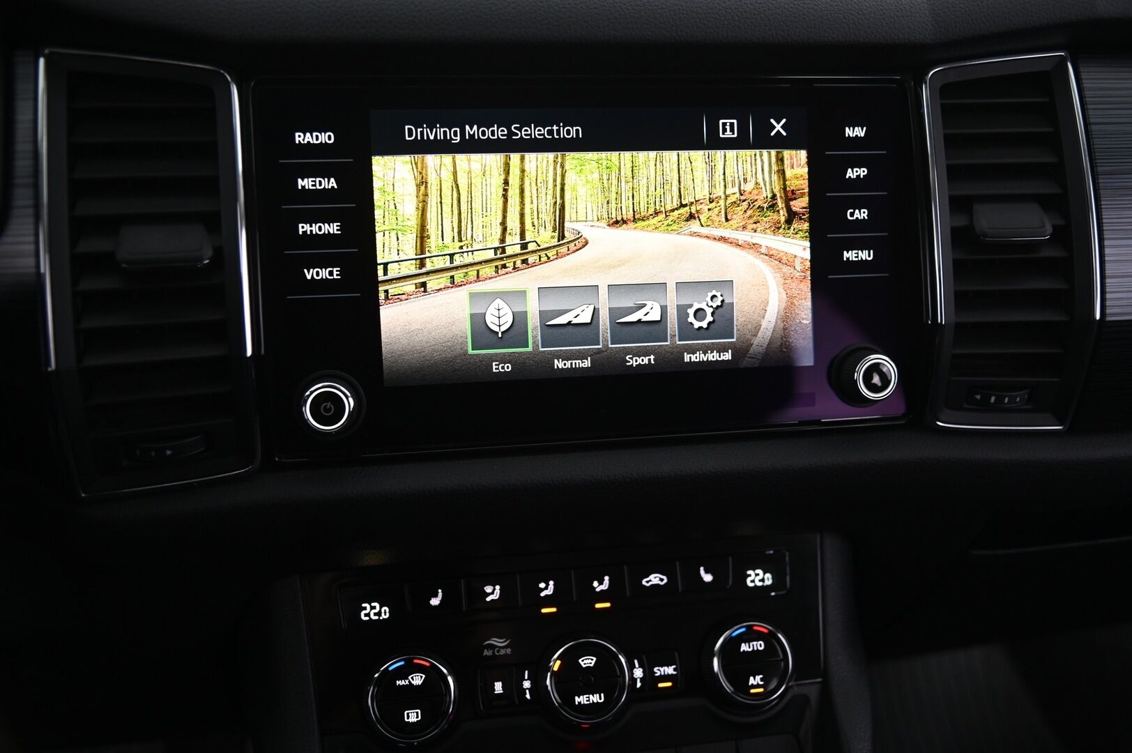 Skoda Kodiaq 2019 2,0 TDI 150 Ambition DSG Autom. - Adapt vakkari | Canton | Pa*lämmitin | Avaimeton kulku | Hands free takaluukku | SmartLink | Suomi-auto | 2x Uudet renkaat
