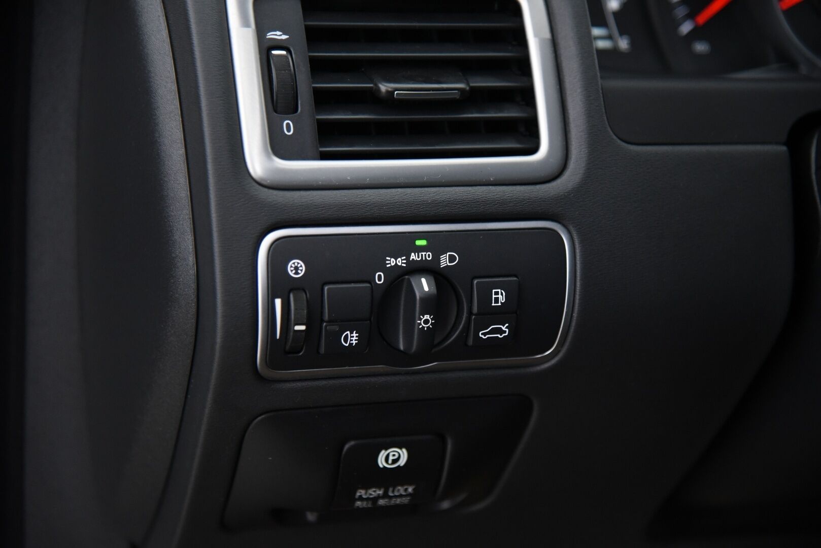 Volvo V70 2014 D4 Momentum aut / Vakkari / Webasto / Koukku / Facelift / Puolinahat / - 5-syl. / Näyttö / 2x renkaat&vanteet / Hyvä historia!