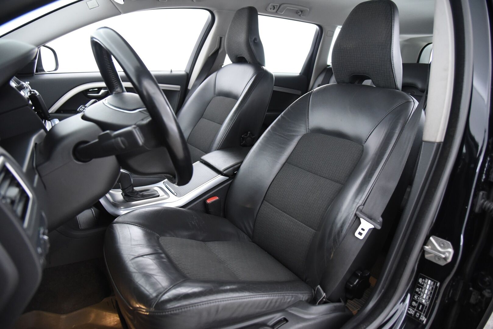 Volvo V70 2014 D4 Momentum aut / Vakkari / Webasto / Koukku / Facelift / Puolinahat / - 5-syl. / Näyttö / 2x renkaat&vanteet / Hyvä historia!
