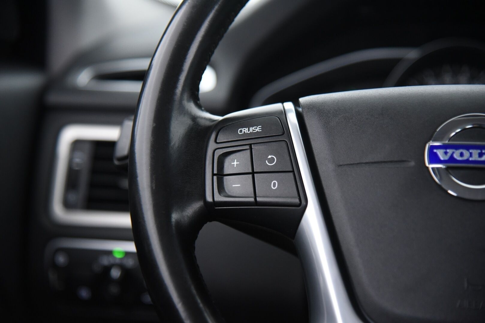 Volvo V70 2014 D4 Momentum aut / Vakkari / Webasto / Koukku / Facelift / Puolinahat / - 5-syl. / Näyttö / 2x renkaat&vanteet / Hyvä historia!