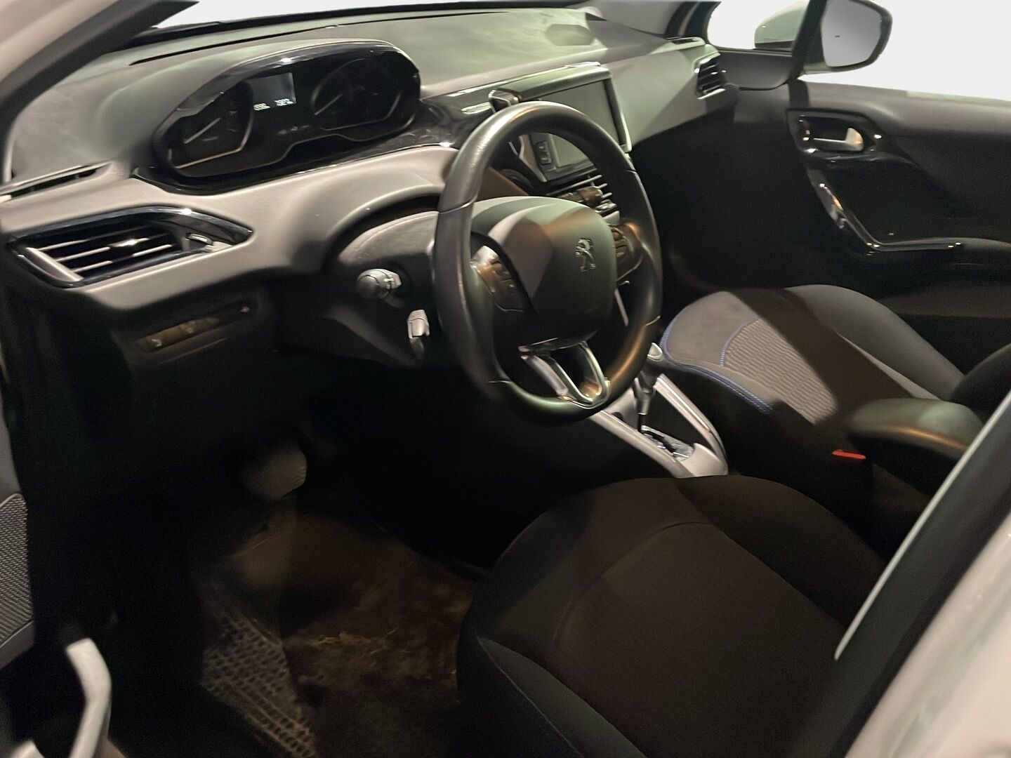 Peugeot 208 2019 Signature PureTech 110 EAT6-automaatti - | Vakkari | P-Kamera | Tutka | Kahdet renkaat | Hihna vaihdettu | Suomi-auto |