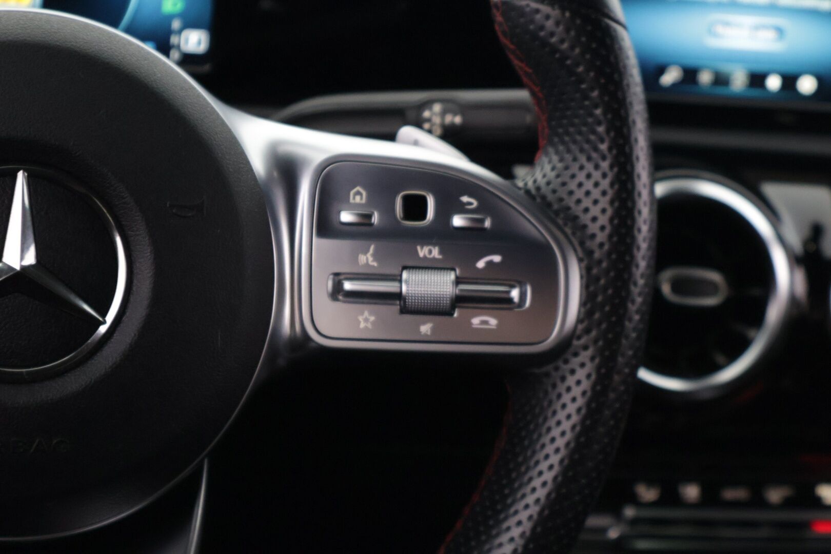 Mercedes-Benz A 2019 180 d A Business AMG *Suomi-auto / Vakkari / P.kamera / LED High performance / Lohkolämmitin / Koukku* - *2x Renkaat & Vanteet / Digimittaristo / Kaistavahti / Puolnahka sport-penkit* - HULLUT AVAJAISHULINAT KORKOTARJOUS 3,29 %