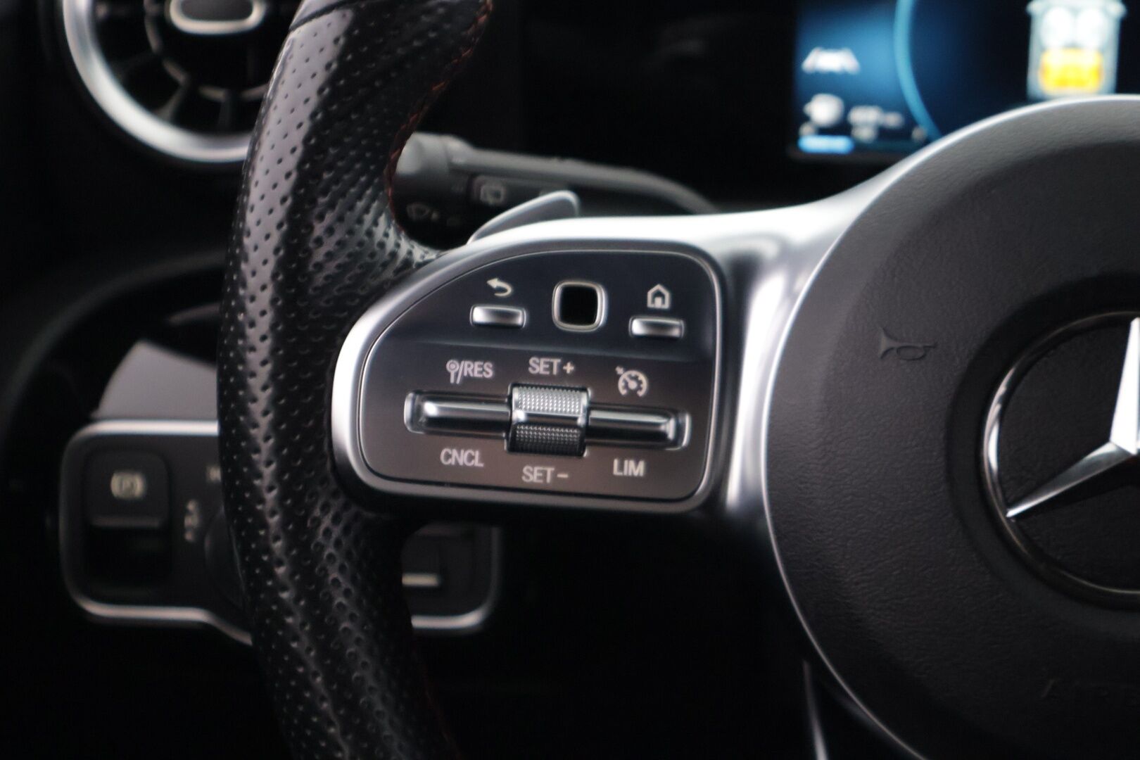 Mercedes-Benz A 2019 180 d A Business AMG *Suomi-auto / Vakionopeudensäädin / Peruutuskamera / LED High performance-ajovalot / Lohkolämmitin sisäpuhaltimella / Koukku* - *2x Renkaat & Vanteet / Digimittaristo / Kaistavahti / Puolnahka sport-penkit* - HULLU BLACKWEEK KORKOTARJOUS 2,49%