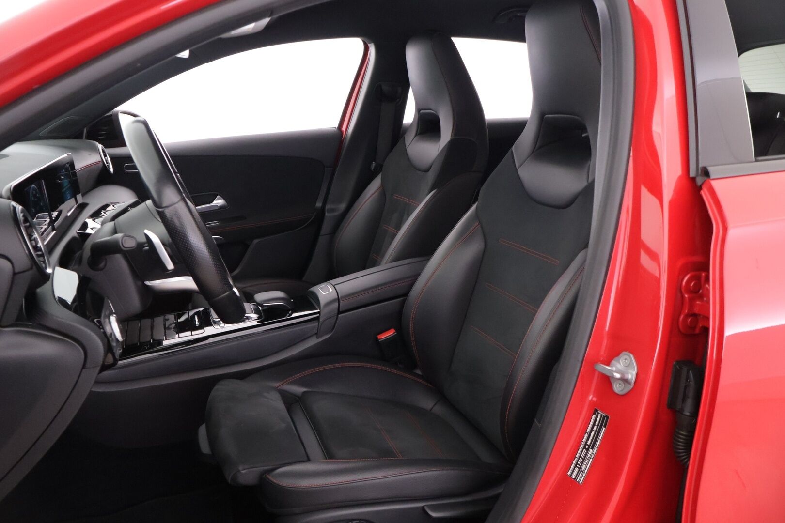 Mercedes-Benz A 2019 180 d A Business AMG *Suomi-auto / Vakkari / P.kamera / LED High performance / Lohkolämmitin / Koukku* - *2x Renkaat & Vanteet / Digimittaristo / Kaistavahti / Puolnahka sport-penkit* - HULLUT AVAJAISHULINAT KORKOTARJOUS 3,29 %