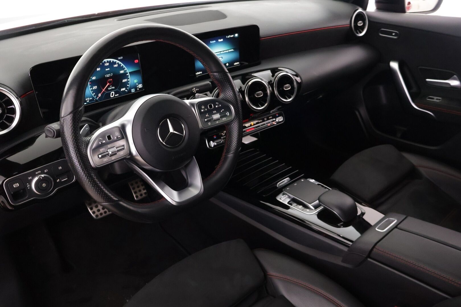 Mercedes-Benz A 2019 180 d A Business AMG *Suomi-auto / Vakionopeudensäädin / Peruutuskamera / LED High performance-ajovalot / Lohkolämmitin sisäpuhaltimella / Koukku* - *2x Renkaat & Vanteet / Digimittaristo / Kaistavahti / Puolnahka sport-penkit*