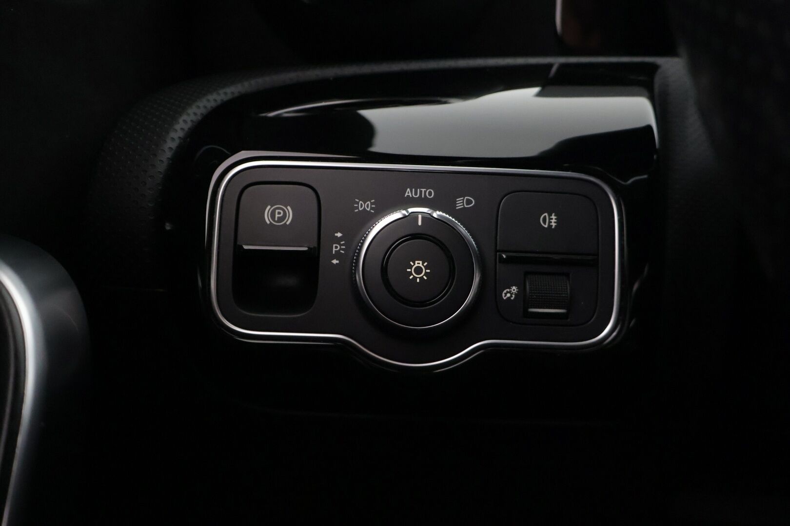 Mercedes-Benz A 2019 180 d A Business AMG *Suomi-auto / Vakionopeudensäädin / Peruutuskamera / LED High performance-ajovalot / Lohkolämmitin sisäpuhaltimella / Koukku* - *2x Renkaat & Vanteet / Digimittaristo / Kaistavahti / Puolnahka sport-penkit*