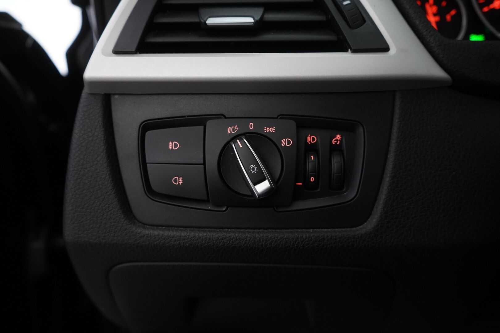 BMW 320 2019 F31 Touring 320d xDrive Summer Edition * Nahkasisusta / Webasto / Sporttipenkit / Parkkitutkat / M-Sport ratti * - Suomi-auto / Merkkihuollettu / Viimeisin huolto 139tkm - HULLU BLACKWEEK KORKOTARJOUS 2,49%