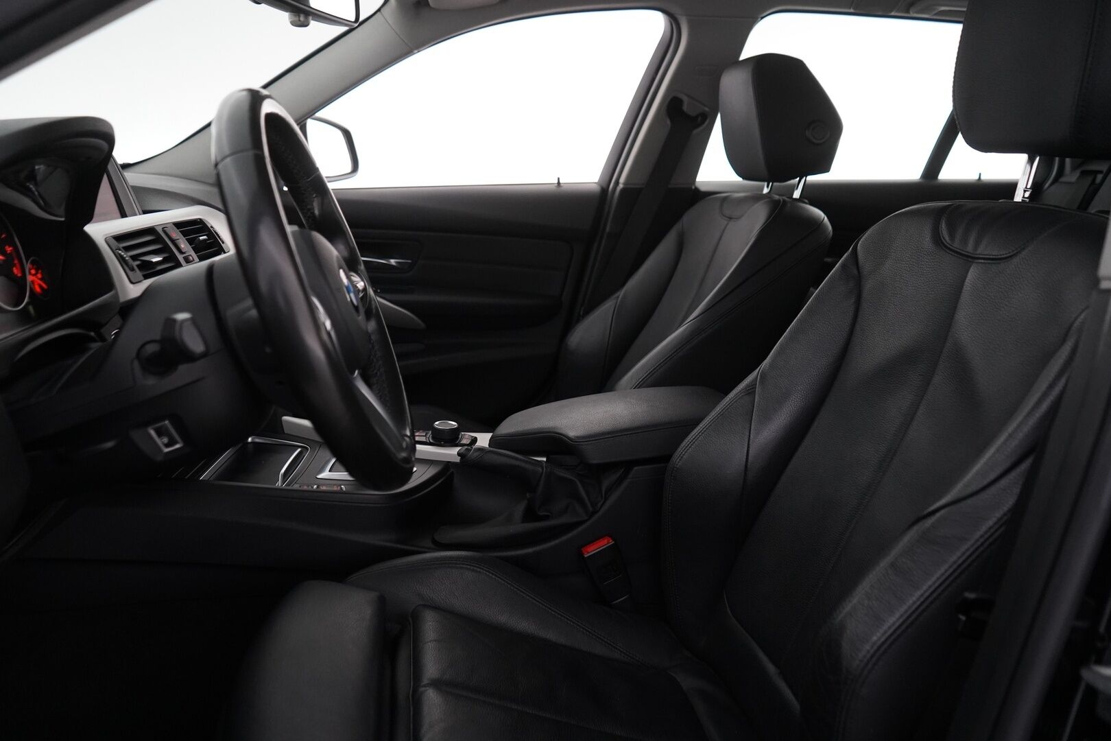 BMW 320 2019 F31 Touring 320d xDrive Summer Edition * Nahkasisusta / Webasto / Sporttipenkit / Parkkitutkat / M-Sport ratti * - Suomi-auto / Merkkihuollettu / Viimeisin huolto 139tkm - HULLU BLACKWEEK KORKOTARJOUS 2,49%