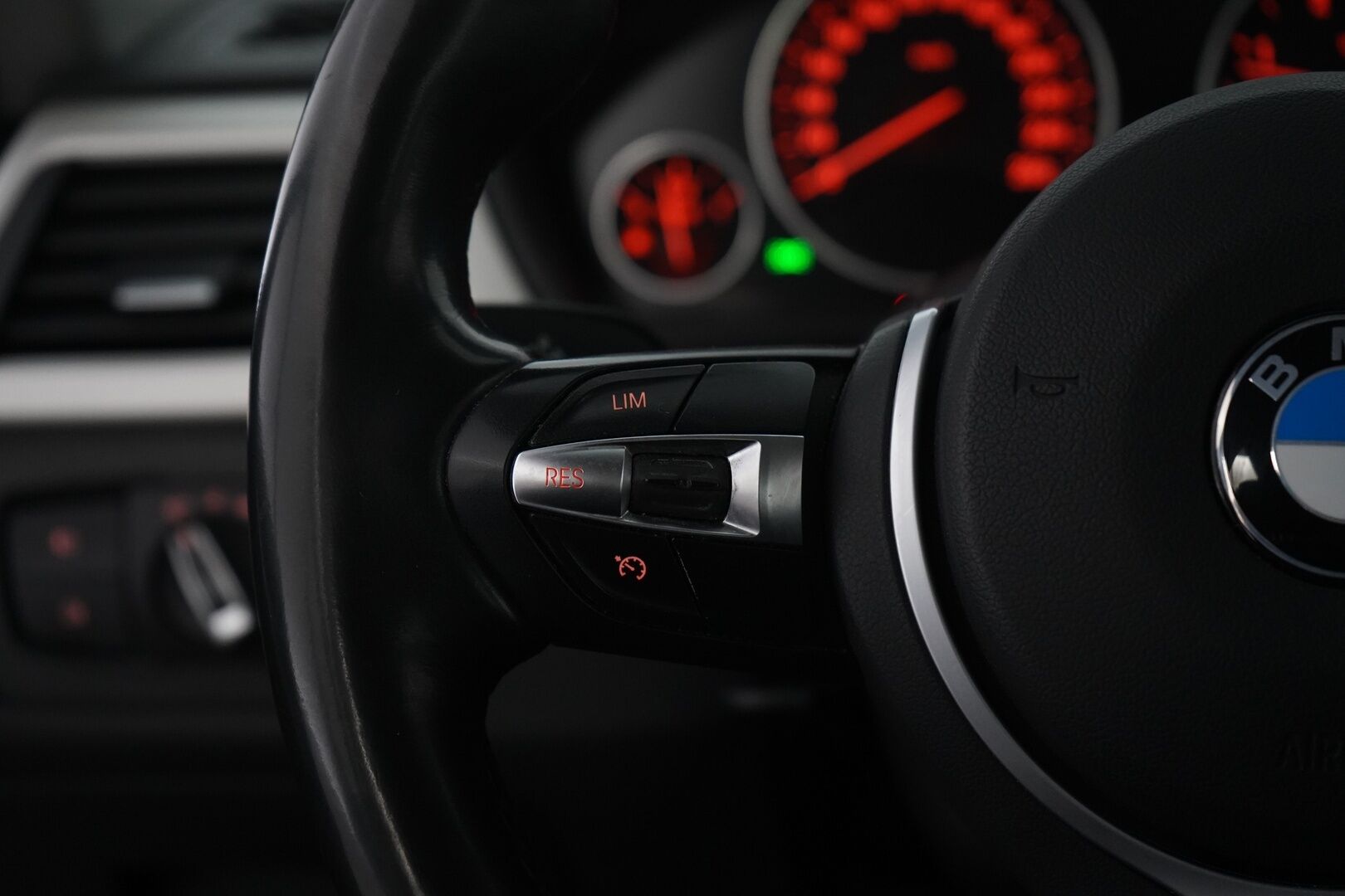 BMW 320 2019 F31 Touring 320d xDrive Summer Edition * Nahkasisusta / Webasto / Sporttipenkit / Parkkitutkat / M-Sport ratti * - Suomi-auto / Merkkihuollettu / Viimeisin huolto 139tkm