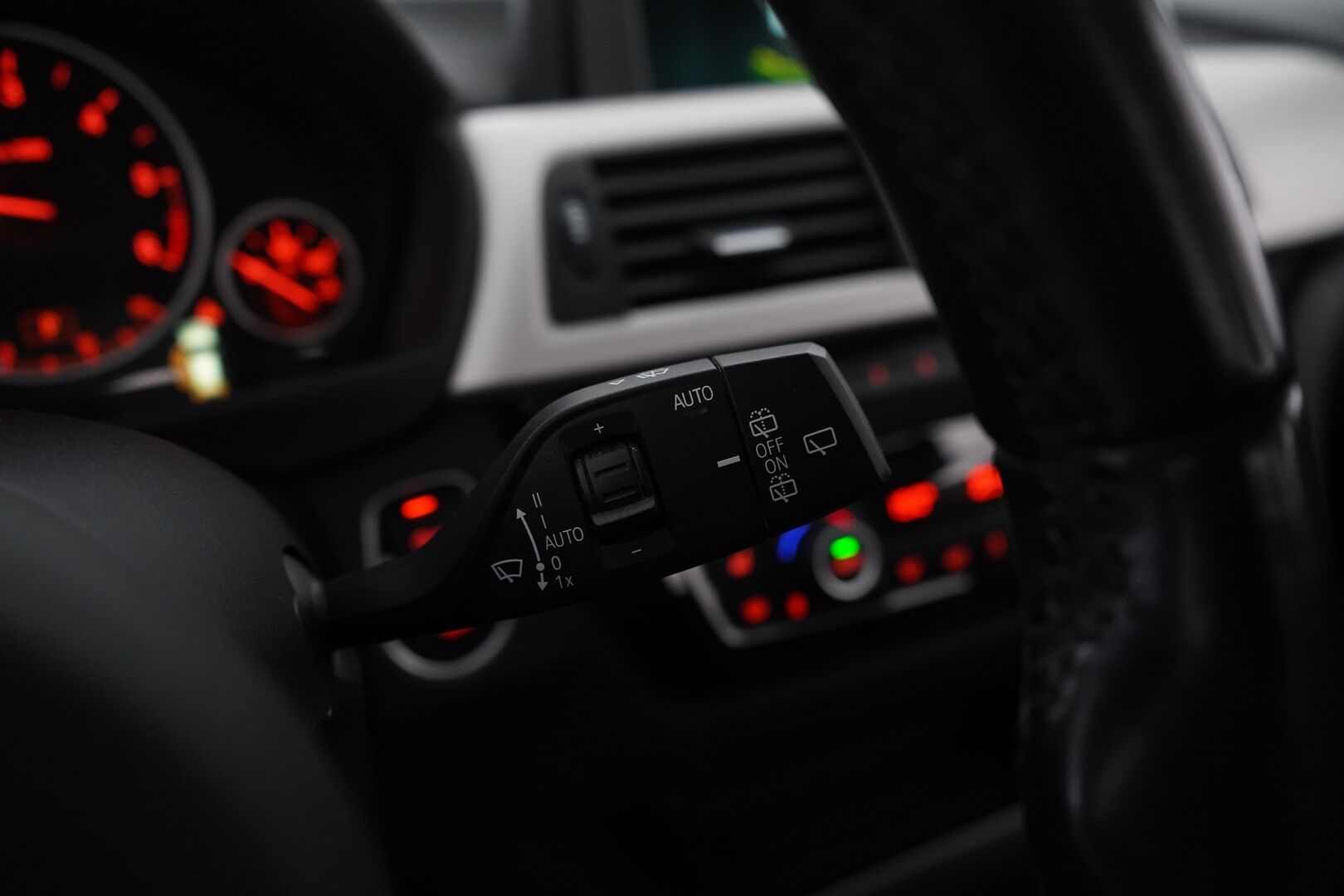 BMW 320 2019 F31 Touring 320d xDrive Summer Edition * Nahkasisusta / Webasto / Sporttipenkit / Parkkitutkat / M-Sport ratti * - Suomi-auto / Merkkihuollettu / Viimeisin huolto 139tkm - HULLU BLACKWEEK KORKOTARJOUS 2,49%