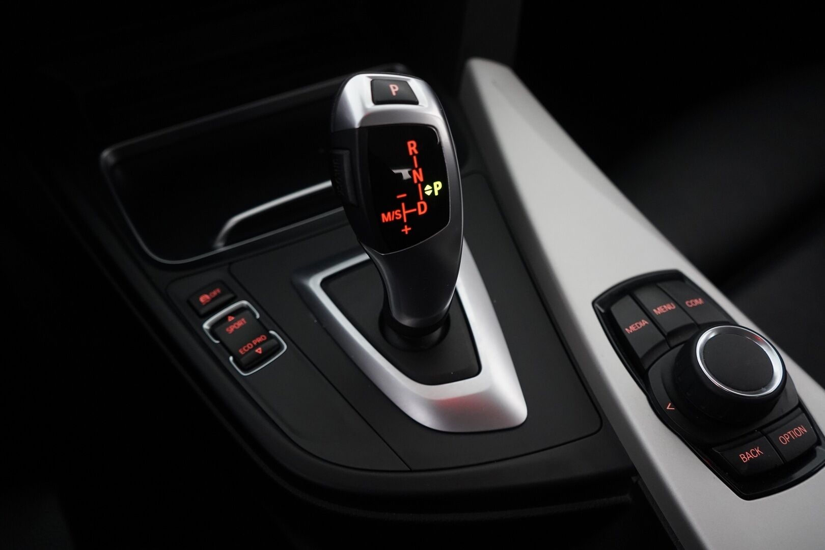 BMW 320 2019 F31 Touring 320d xDrive Summer Edition * Nahkasisusta / Webasto / Sporttipenkit / Parkkitutkat / M-Sport ratti * - Suomi-auto / Merkkihuollettu / Viimeisin huolto 139tkm - HULLU BLACKWEEK KORKOTARJOUS 2,49%