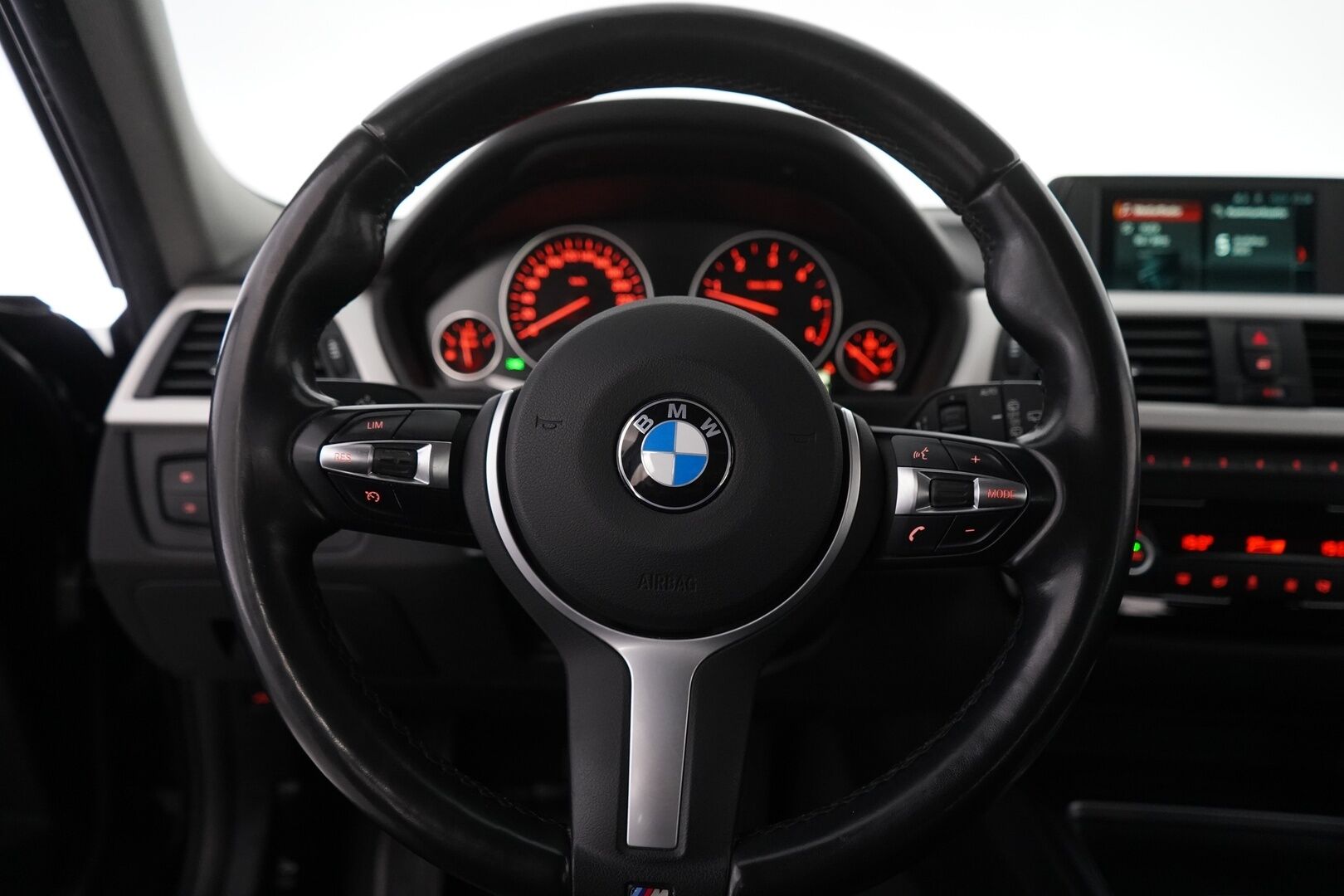 BMW 320 2019 F31 Touring 320d xDrive Summer Edition * Nahkasisusta / Webasto / Sporttipenkit / Parkkitutkat / M-Sport ratti * - Suomi-auto / Merkkihuollettu / Viimeisin huolto 139tkm