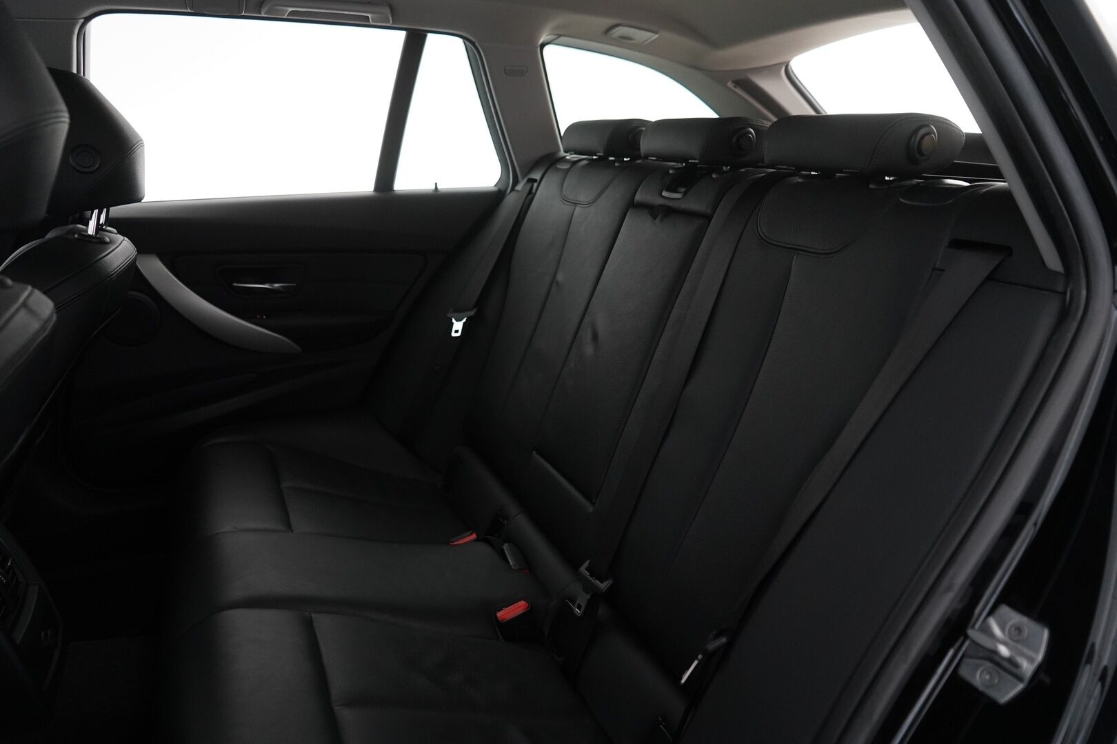 BMW 320 2019 F31 Touring 320d xDrive Summer Edition * Nahkasisusta / Webasto / Sporttipenkit / Parkkitutkat / M-Sport ratti * - Suomi-auto / Merkkihuollettu / Viimeisin huolto 139tkm - HULLU BLACKWEEK KORKOTARJOUS 2,49%