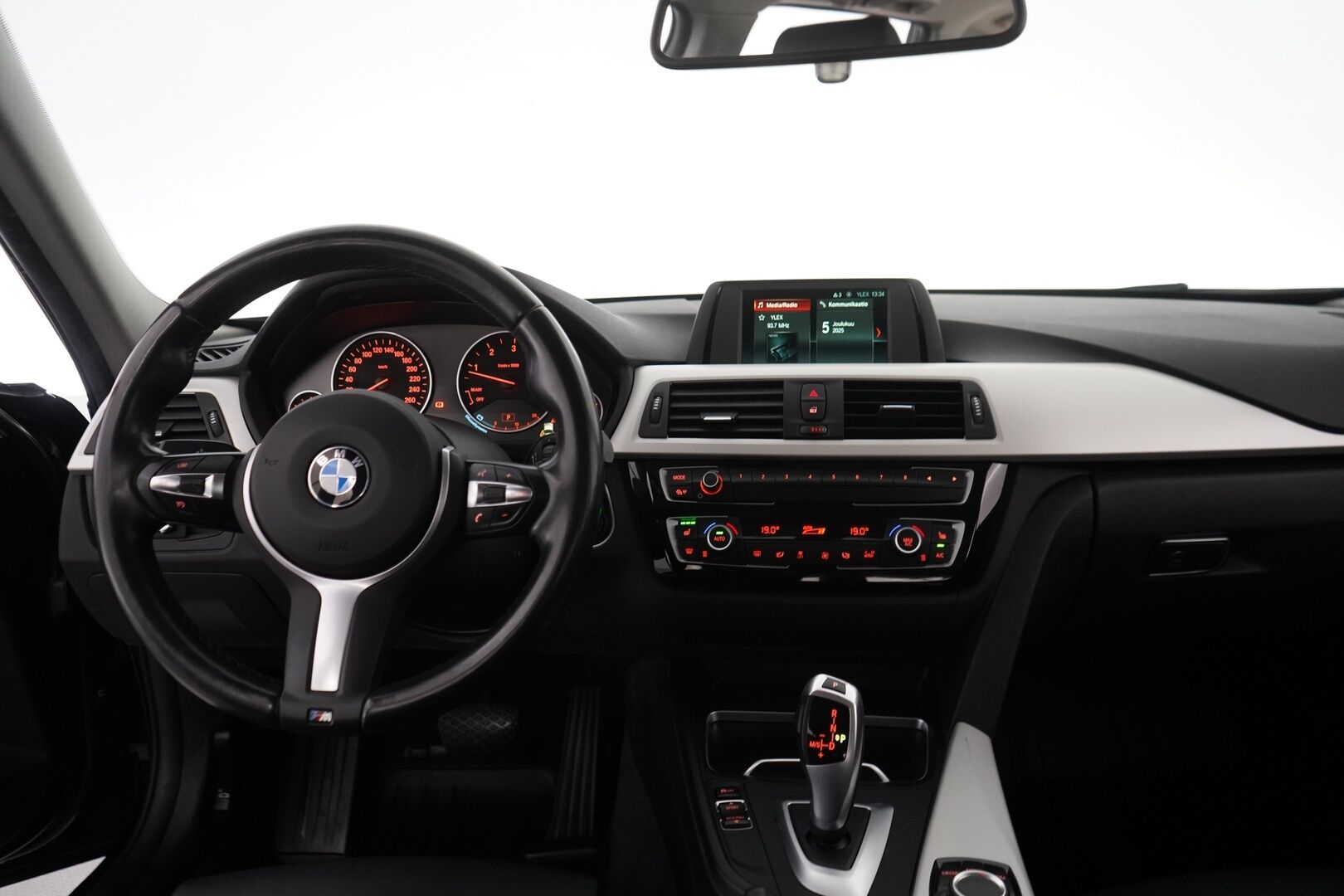 BMW 320 2019 F31 Touring 320d xDrive Summer Edition * Nahkasisusta / Webasto / Sporttipenkit / Parkkitutkat / M-Sport ratti * - Suomi-auto / Merkkihuollettu / Viimeisin huolto 139tkm - HULLU BLACKWEEK KORKOTARJOUS 2,49%