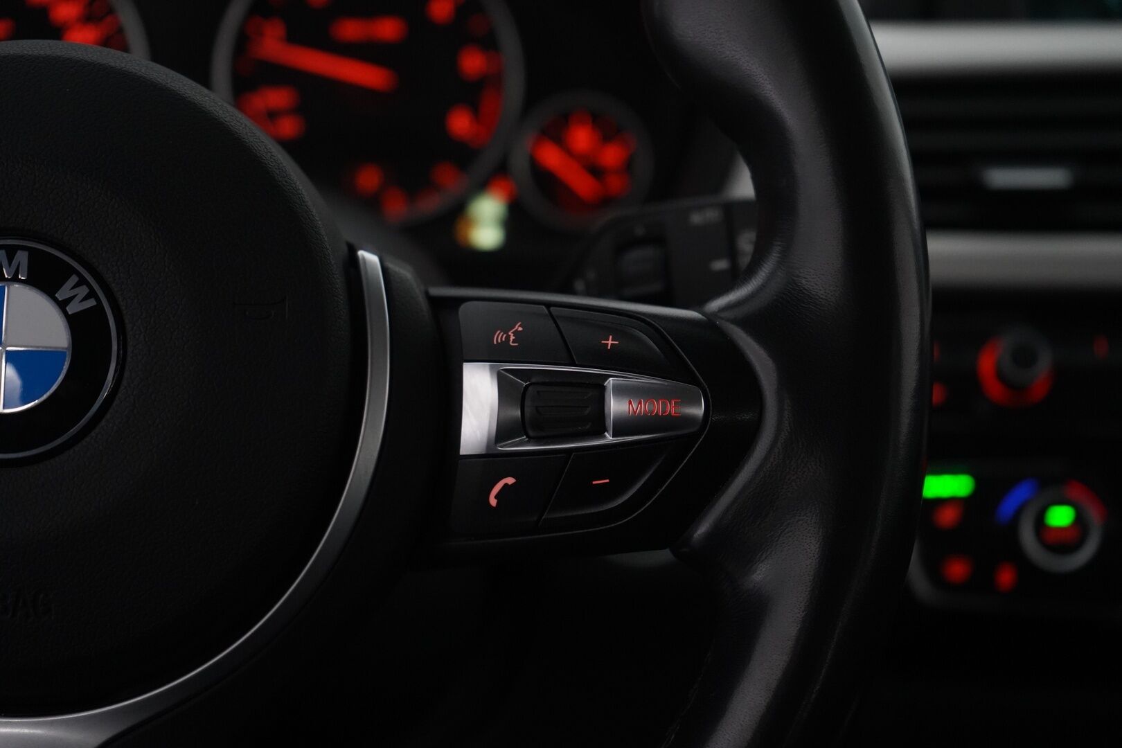 BMW 320 2019 F31 Touring 320d xDrive Summer Edition * Nahkasisusta / Webasto / Sporttipenkit / Parkkitutkat / M-Sport ratti * - Suomi-auto / Merkkihuollettu / Viimeisin huolto 139tkm