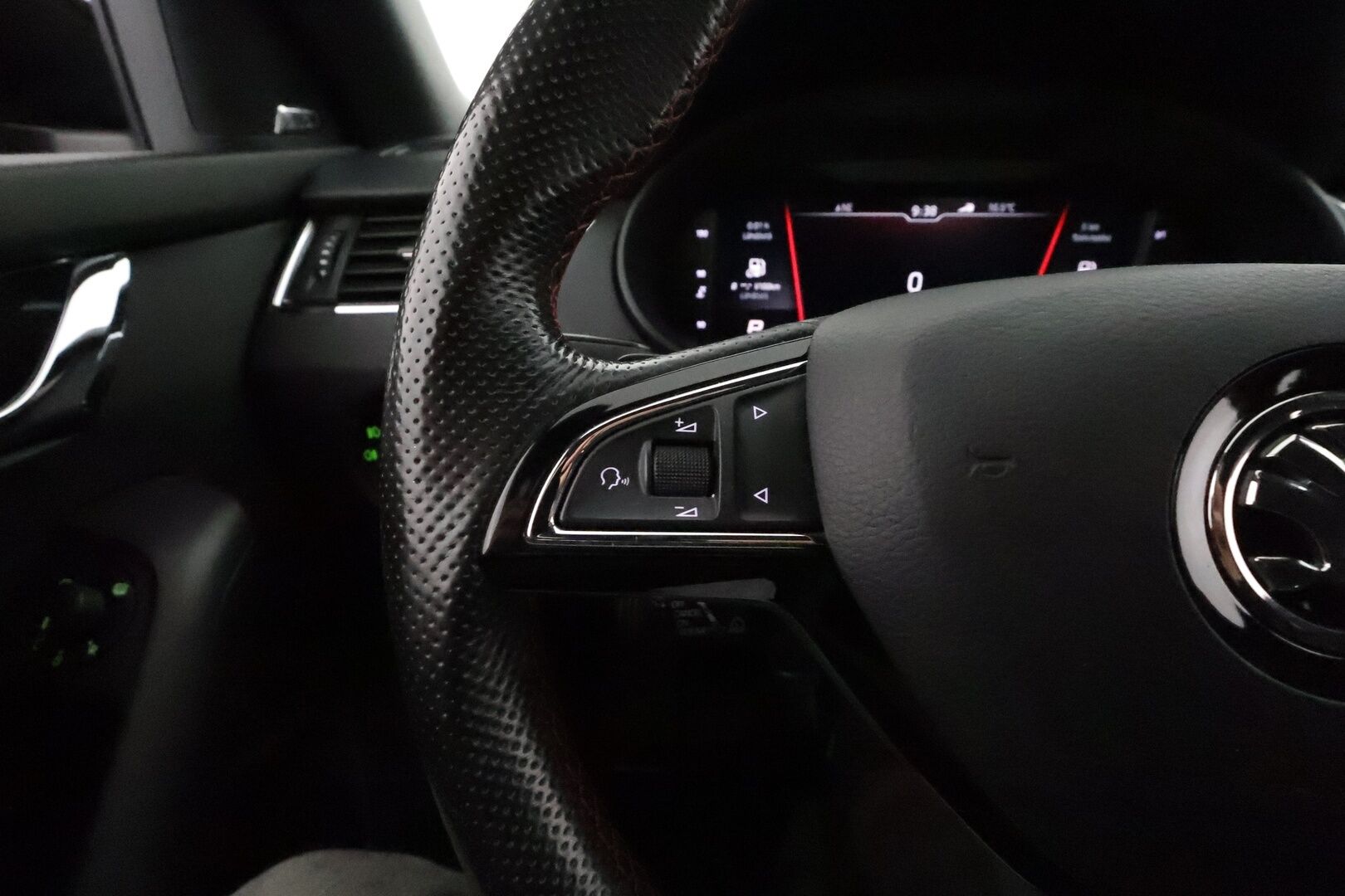 Skoda Octavia 2019 2,0 TSI RS BusinessLine DSG **Webasto / ACC / LED-valot / P.Kamera / Navi / Kaistavahti / Digimittaristo /  Keyless** - Suomi-auto / Kahdet Renkaat / Merkkihuollettu!