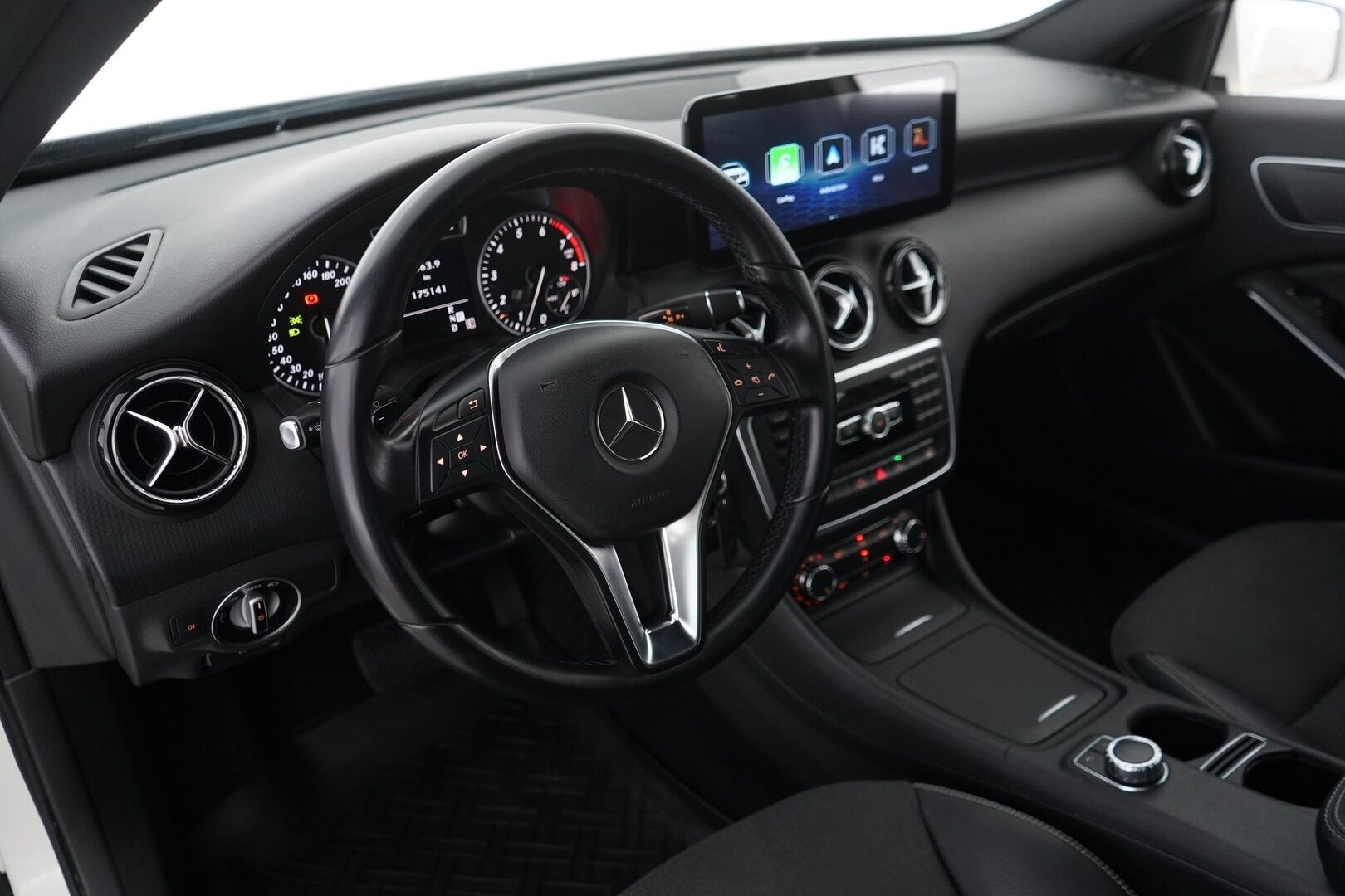 Mercedes-Benz A 2013 180 BE A * Vakkari / Lohko / Apple Carplay / Android Auto / Bi-Xenon * - Kahdet vanteet / Särmä huoltohistoria ja viimeisin huolto 164tkm kohdalla! 