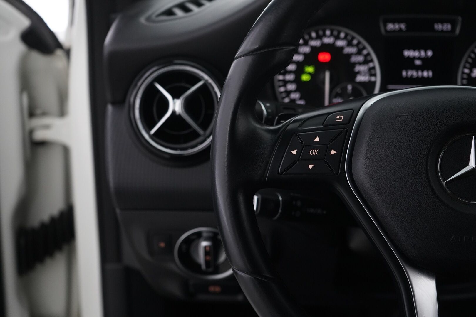 Mercedes-Benz A 2013 180 BE A * Vakkari / Lohko / Apple Carplay / Android Auto / Bi-Xenon * - Kahdet vanteet / Särmä huoltohistoria ja viimeisin huolto 164tkm kohdalla! 