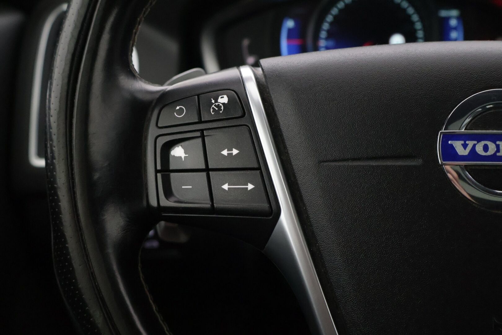 Volvo XC60 2014 D5 AWD R-Design aut **ACC / Webasto / Panorama / BLIS / Bi-Xenon / Ratinlämmitin / Muistipenkki / Navi /Digimittaristo* - *JUURI HUOLLETTU / 2x Renkaat* - HULLUT AVAJAISHULINAT KORKOTARJOUS 3,29 %