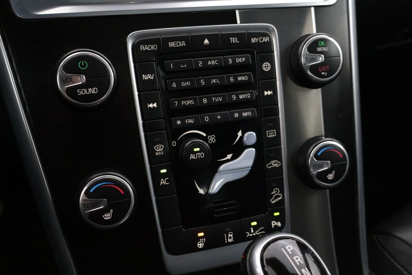 Volvo XC60 2014 D5 AWD R-Design aut **ACC / Webasto / Panorama / BLIS / Bi-Xenon / Ratinlämmitin / Muistipenkki / Navi /Digimittaristo* - *JUURI HUOLLETTU / 2x Renkaat* - HULLUT AVAJAISHULINAT KORKOTARJOUS 3,29 %