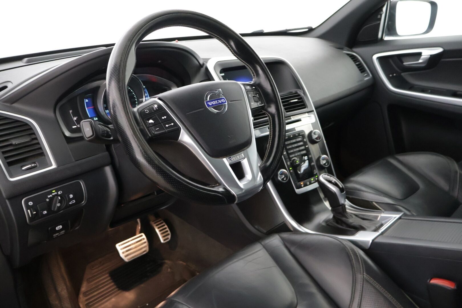 Volvo XC60 2014 D5 AWD R-Design aut **ACC / Webasto / Panorama / BLIS / Bi-Xenon / Ratinlämmitin / Muistipenkki / Navi /Digimittaristo* - *JUURI HUOLLETTU / 2x Renkaat* - HULLUT AVAJAISHULINAT KORKOTARJOUS 3,29 %